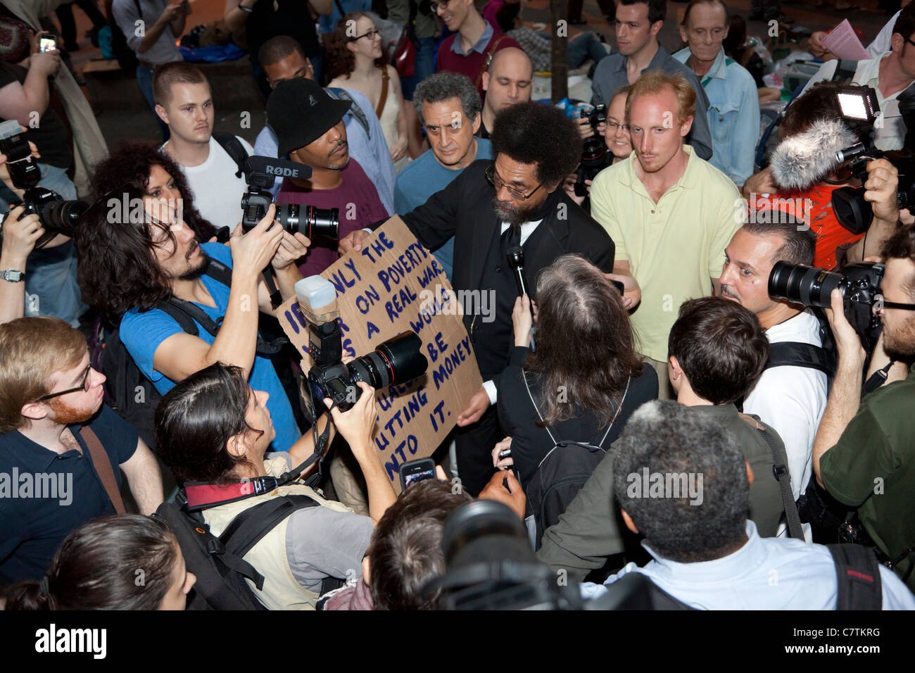Cornel West montre son soutien à l'Occupy Wall Street Protests en faisant une apparition à Zuccotti Park à Manhattan. Banque D'Images Cornel West montre son soutien à l'Occupy Wall Street Protests en faisant une apparition à Zuccotti Park à Manhattan. Banque D'Images