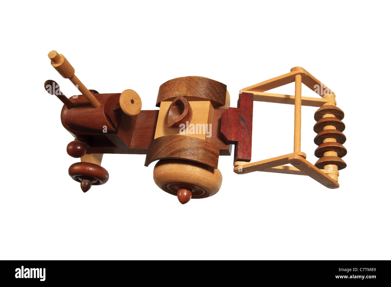Retour haut de page vue d'un tracteur en bois avec charrue disque toy isolated on white Banque D'Images