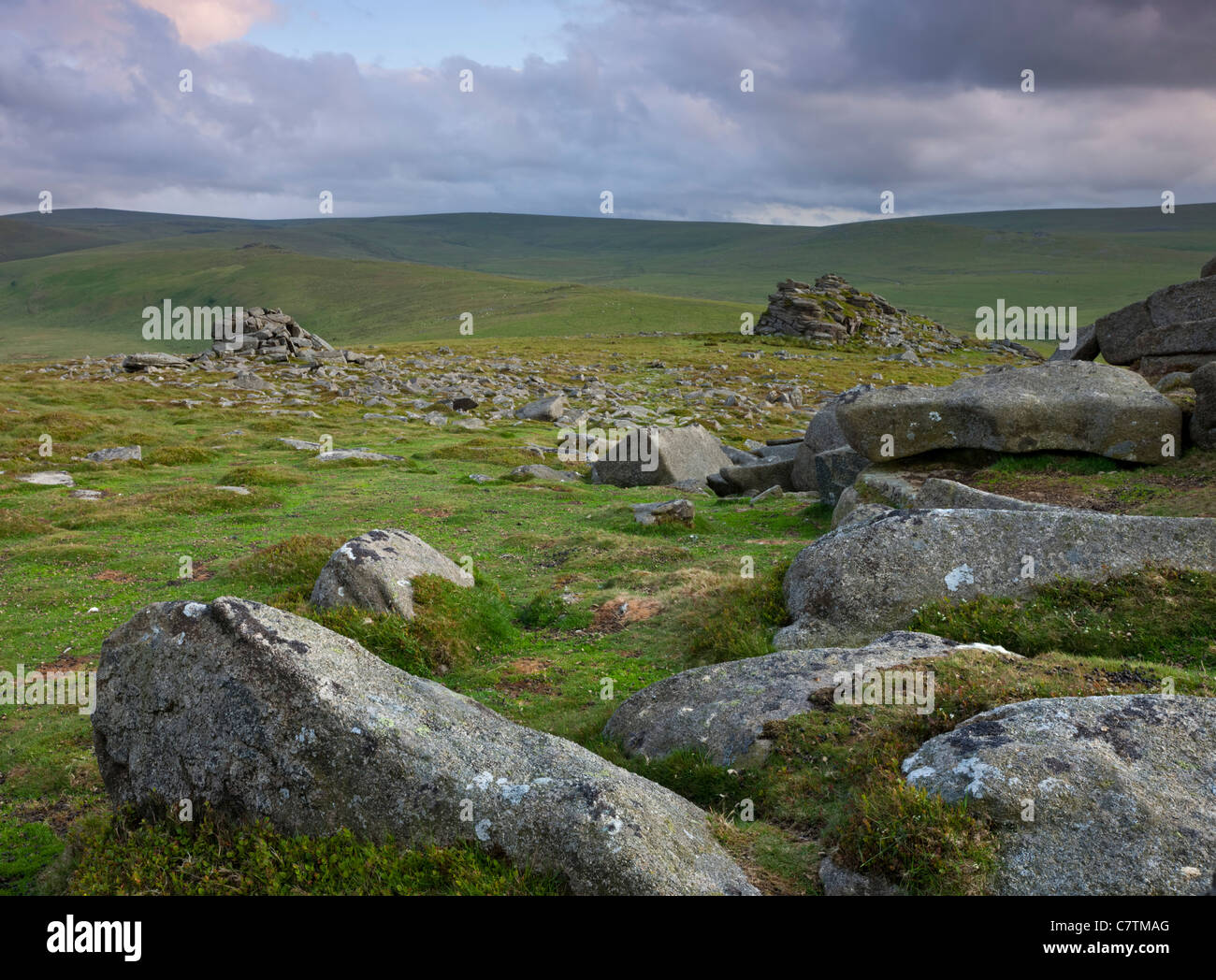 Landes balayées par le plus près de Tor, Dartmoor National Park, Devon, Angleterre. En été (juin) 2011. Banque D'Images