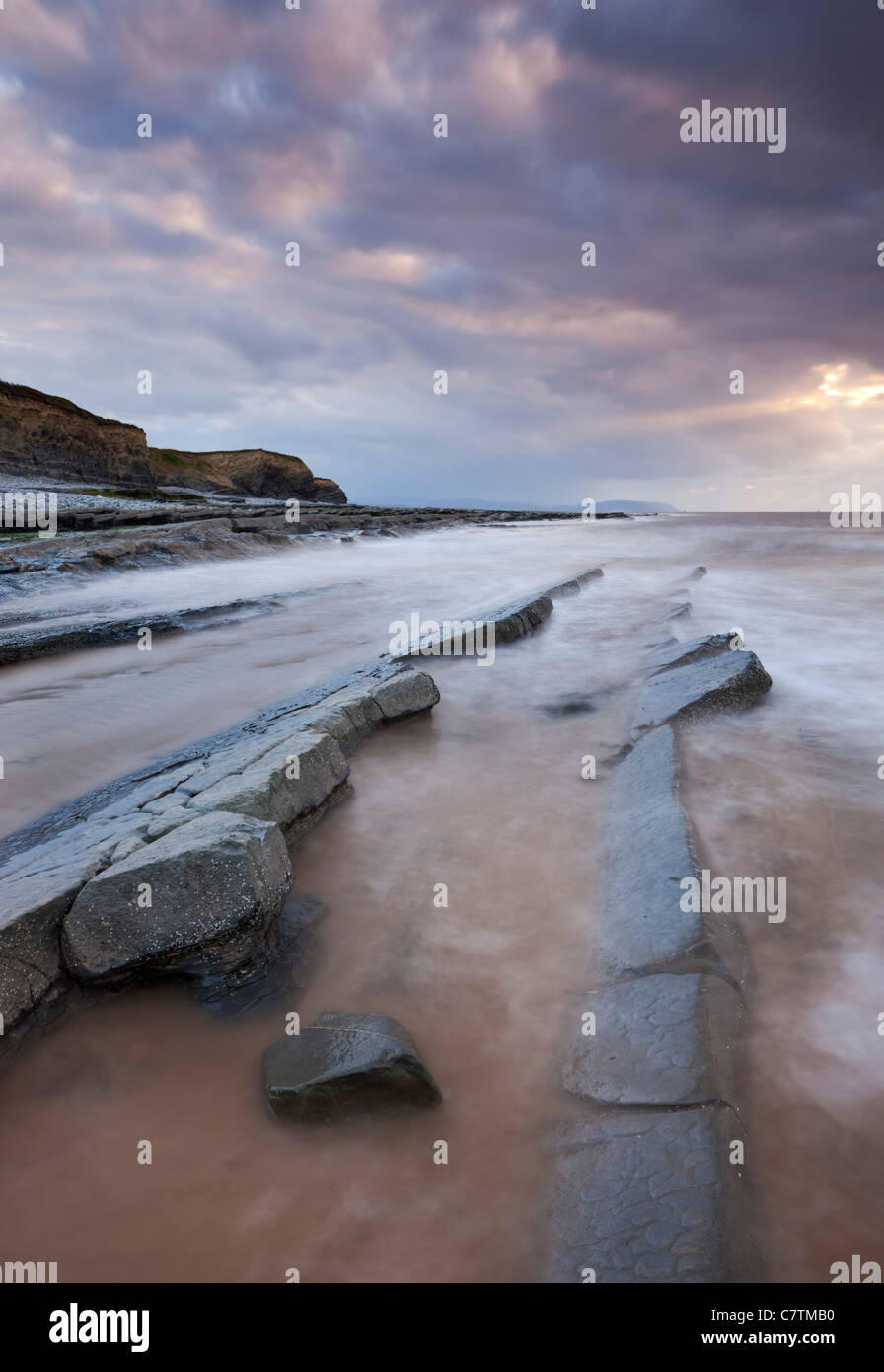 Soirée orageuse sur Kilve Beach, Somerset, Angleterre. En été (juin) 2011. Banque D'Images