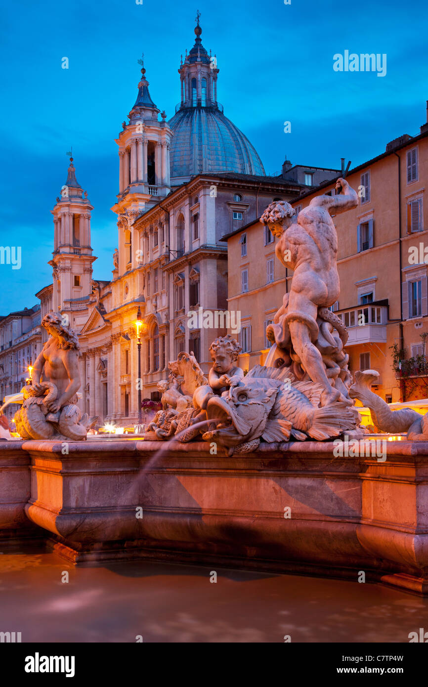 Twilight in Piazza Navona avec la Fontaine de Neptune et chiesa di Sant'Agnese, au-delà de Rome Lazio Italie Banque D'Images