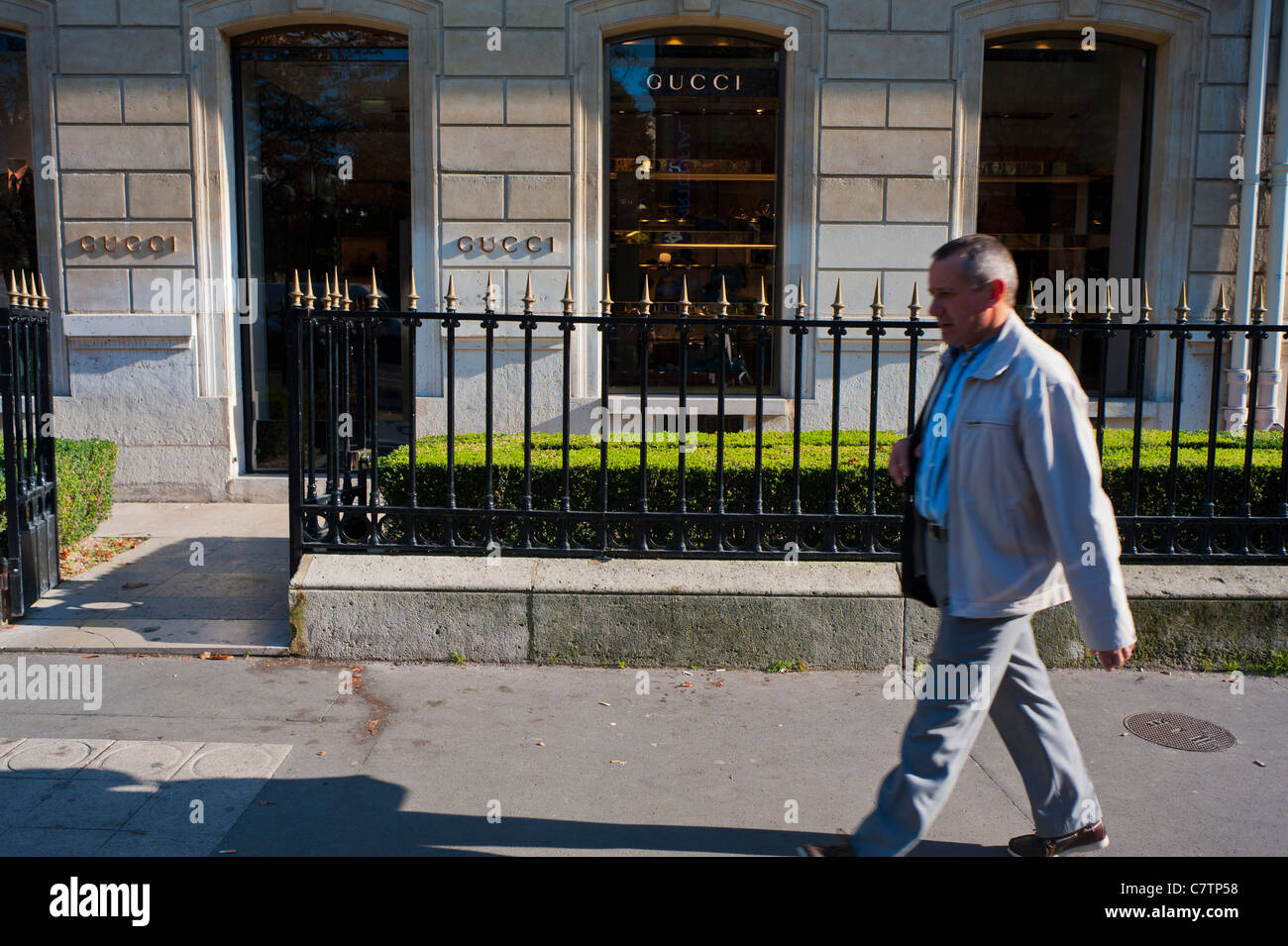 Paris, France, l'homme sur la rue commerçante de luxe Gucci, magasin de  vêtements, Avenue Montaigne Photo Stock - Alamy