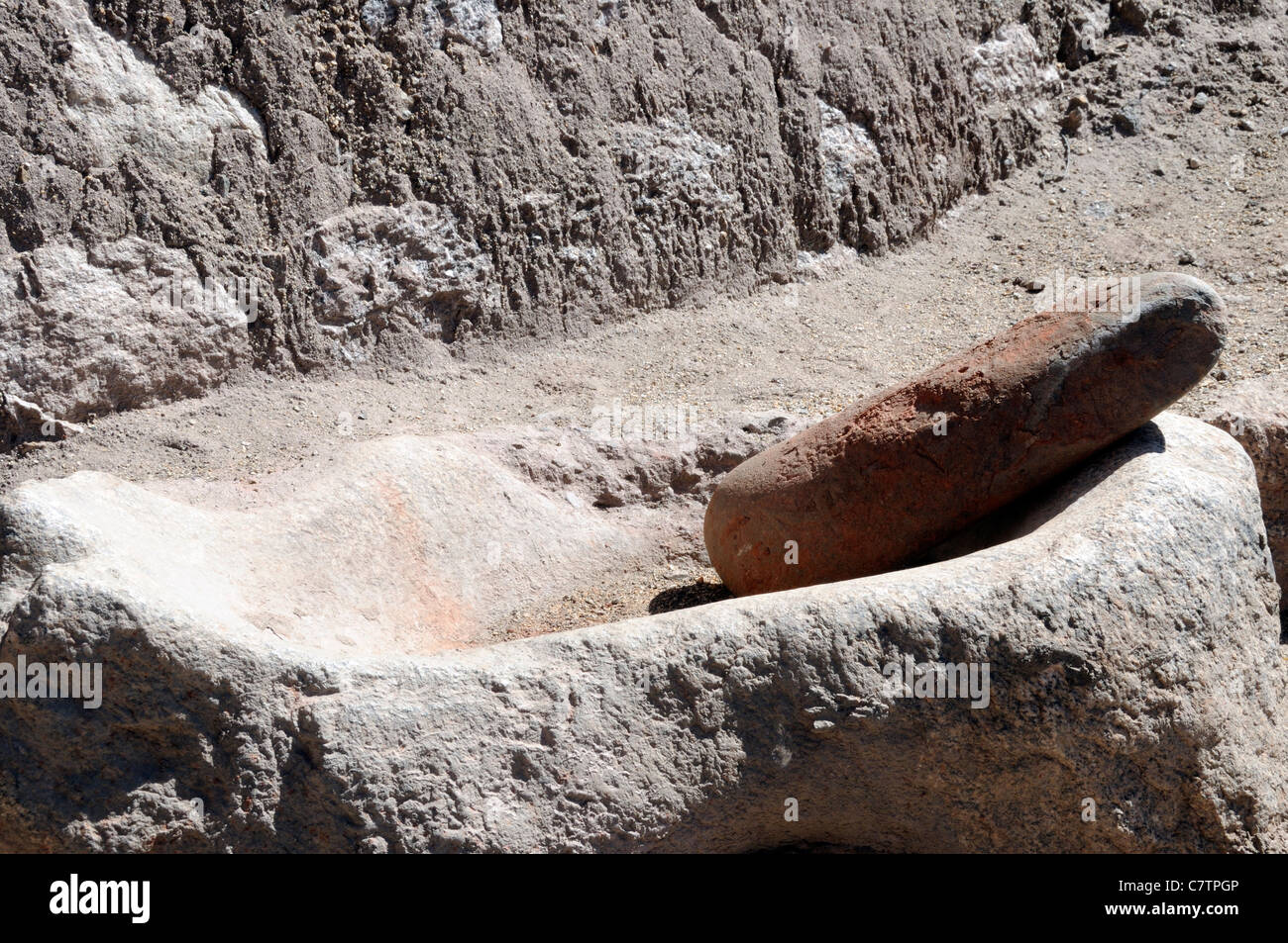 Un ancien pilon et mortier utilisé par les moines de Namgyal Tsemo Gompa, le monastère, à broyer les épices. Selle ancienne possible quern. Banque D'Images