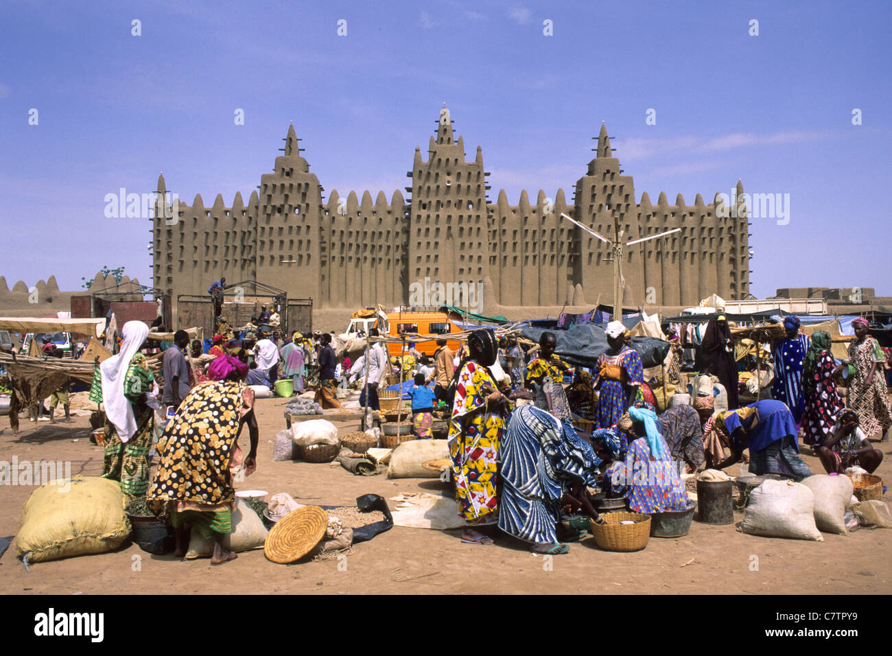 Mali, Djenné, la grande mosquée et le marché Banque D'Images