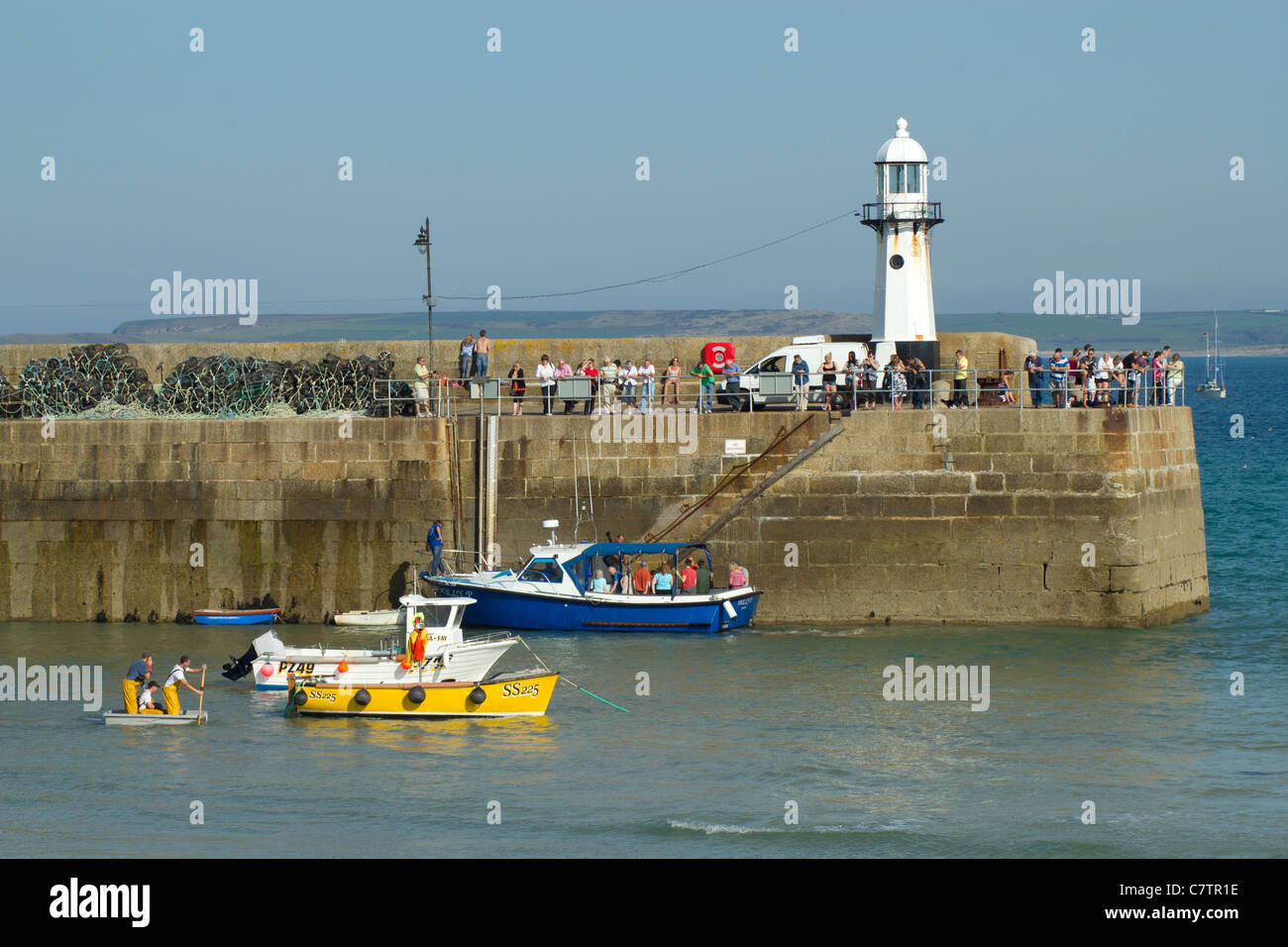 St Ives Harbour Pier, les personnes quittant le Dolly P après un voyage à l'île Seal. Banque D'Images