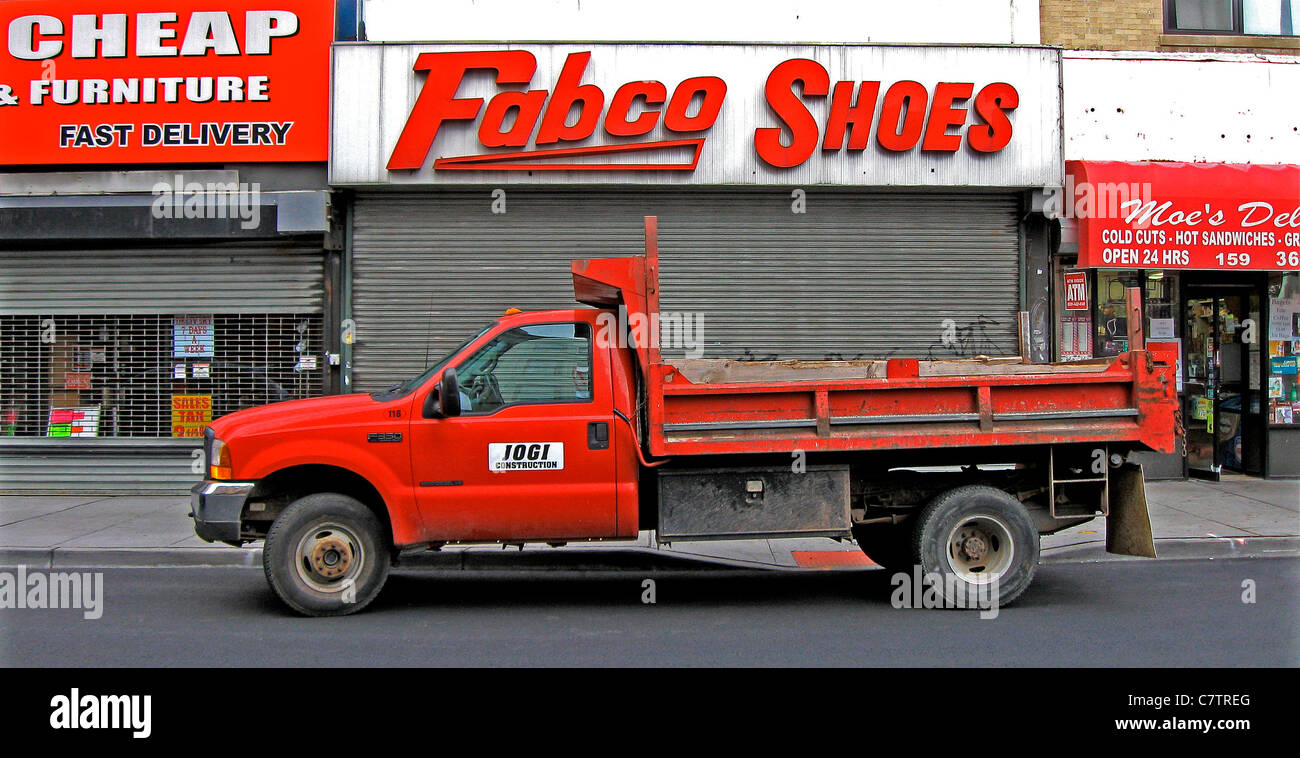 Camion rouge avec panneaux rouges Banque D'Images