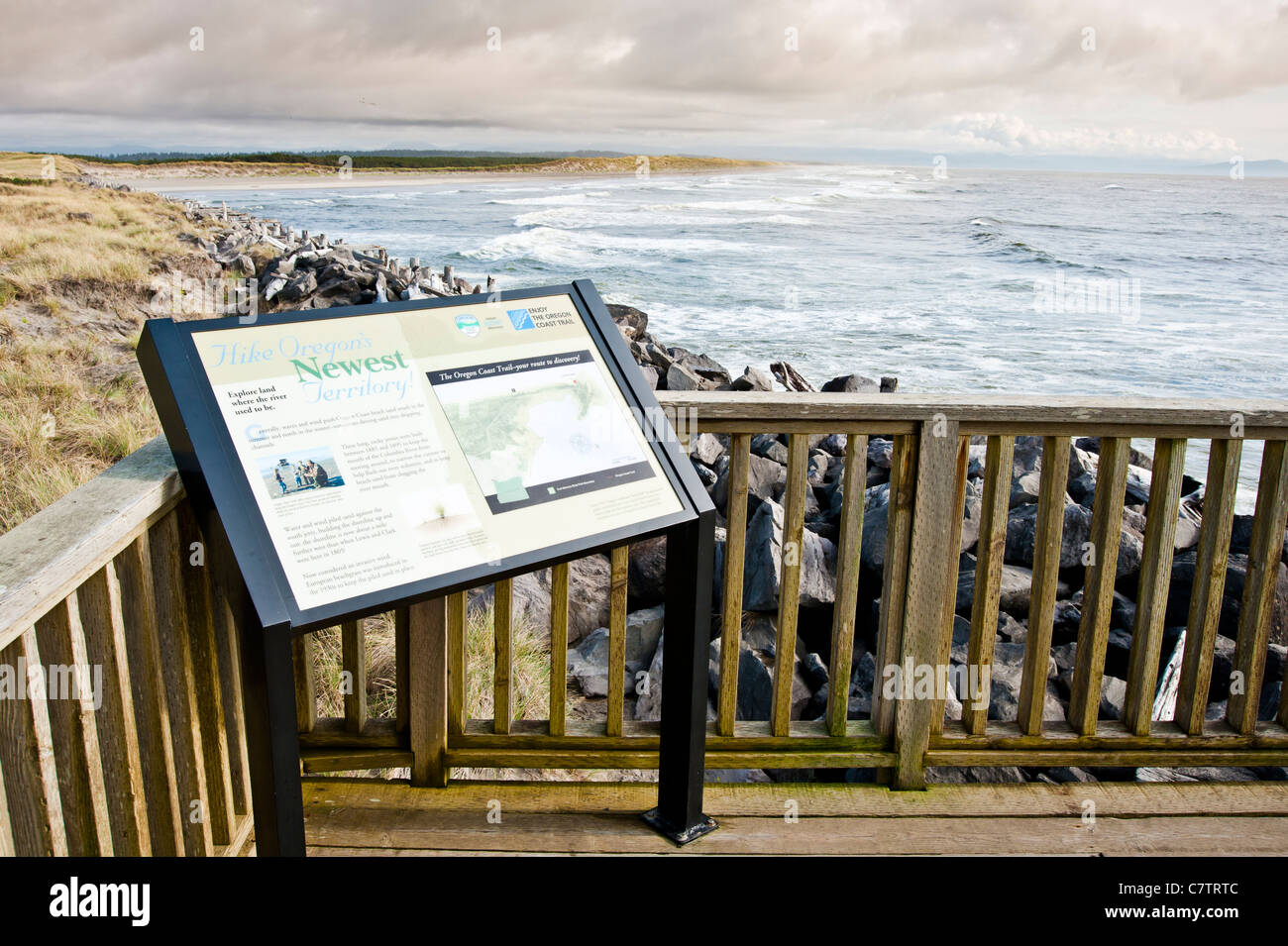 Se tenir sur la plate-forme d'observation et d'obtenir une vue sur le célèbre banc où le fleuve Columbia dans le Pacifique. Banque D'Images