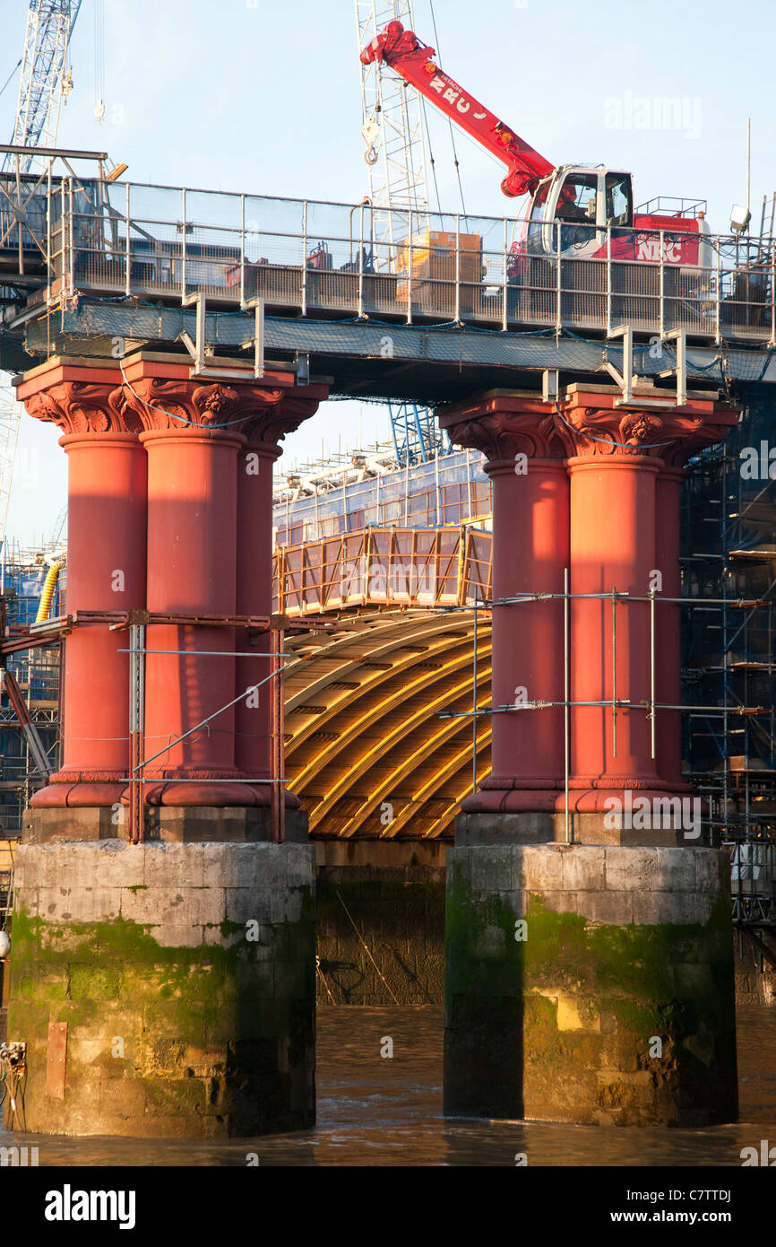 Les travaux de reconstruction menés sur Blackfriars railway bridge Londres. Banque D'Images