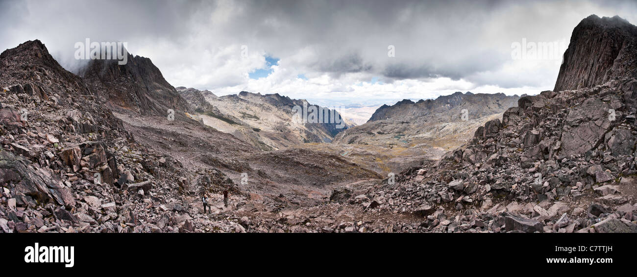 Vue panoramique depuis le point le plus haut (4550m) du trek de Lares à Machu Picchu Banque D'Images