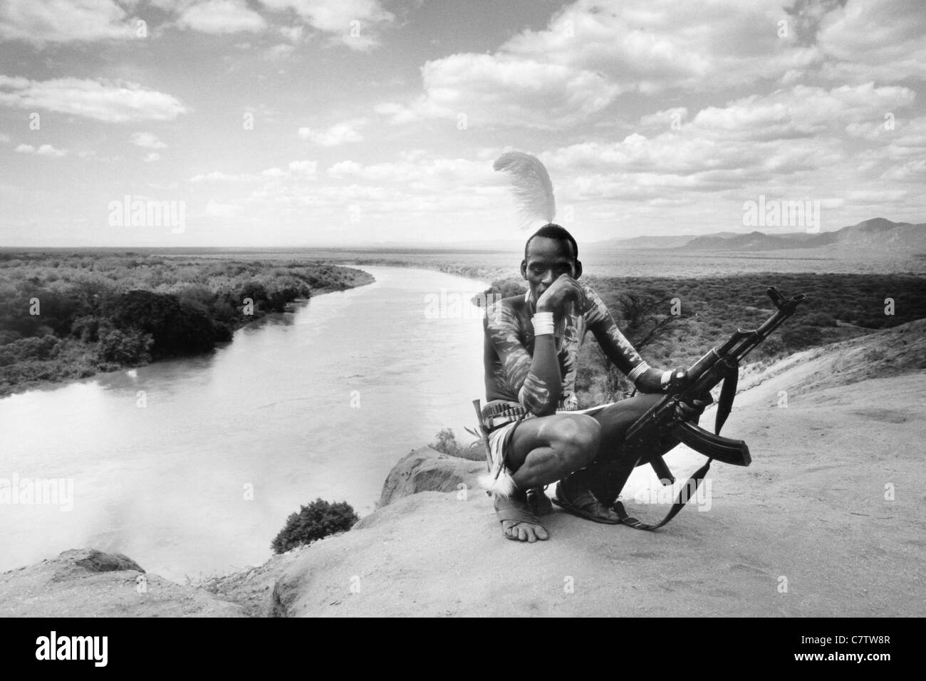 L'Afrique, l'Éthiopie, de l'Omo, le Parc National de Mago, Morsi homme avec peinture sur corps et fusil AK47 Banque D'Images