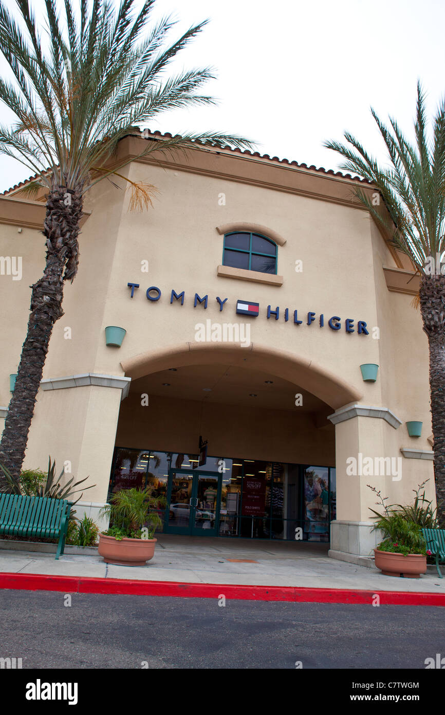 Un Tommy HIfiger outlet store à l'Camarillo Outlet Center à ...