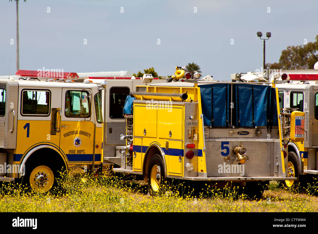 Le comté de Ventura en Californie la formation des pompiers en toute sécurité pour combattre un incendie dans une habitation de plain pied. Banque D'Images