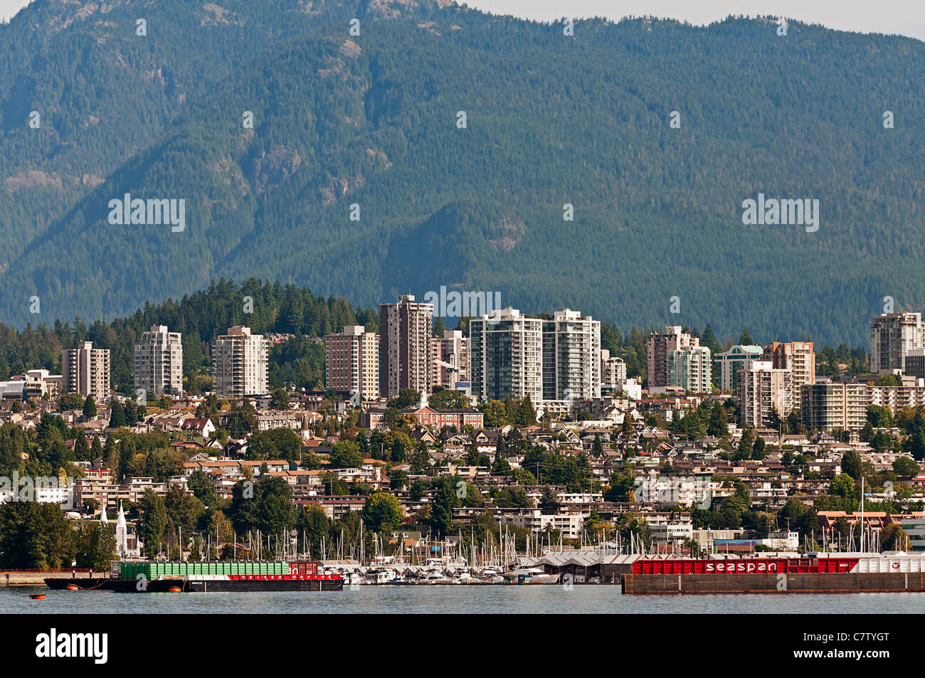 Une vue de la zone Lower Lonsdale de North Vancouver, BC, Canada.Les montagnes de la rive nord faire une toile de fond pittoresque. Banque D'Images