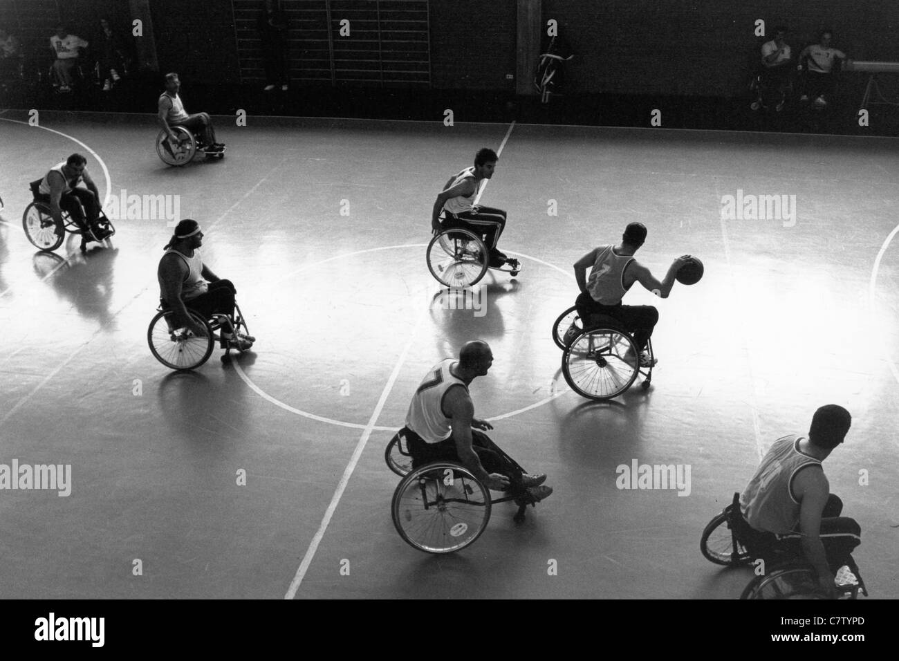 Les hommes handicapés en jouant au basket-ball Banque D'Images