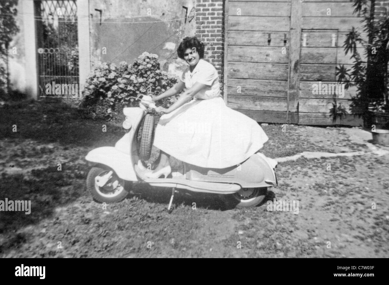 L'Italie, années 50. Femme sur Lambretta motorscooter Photo Stock - Alamy