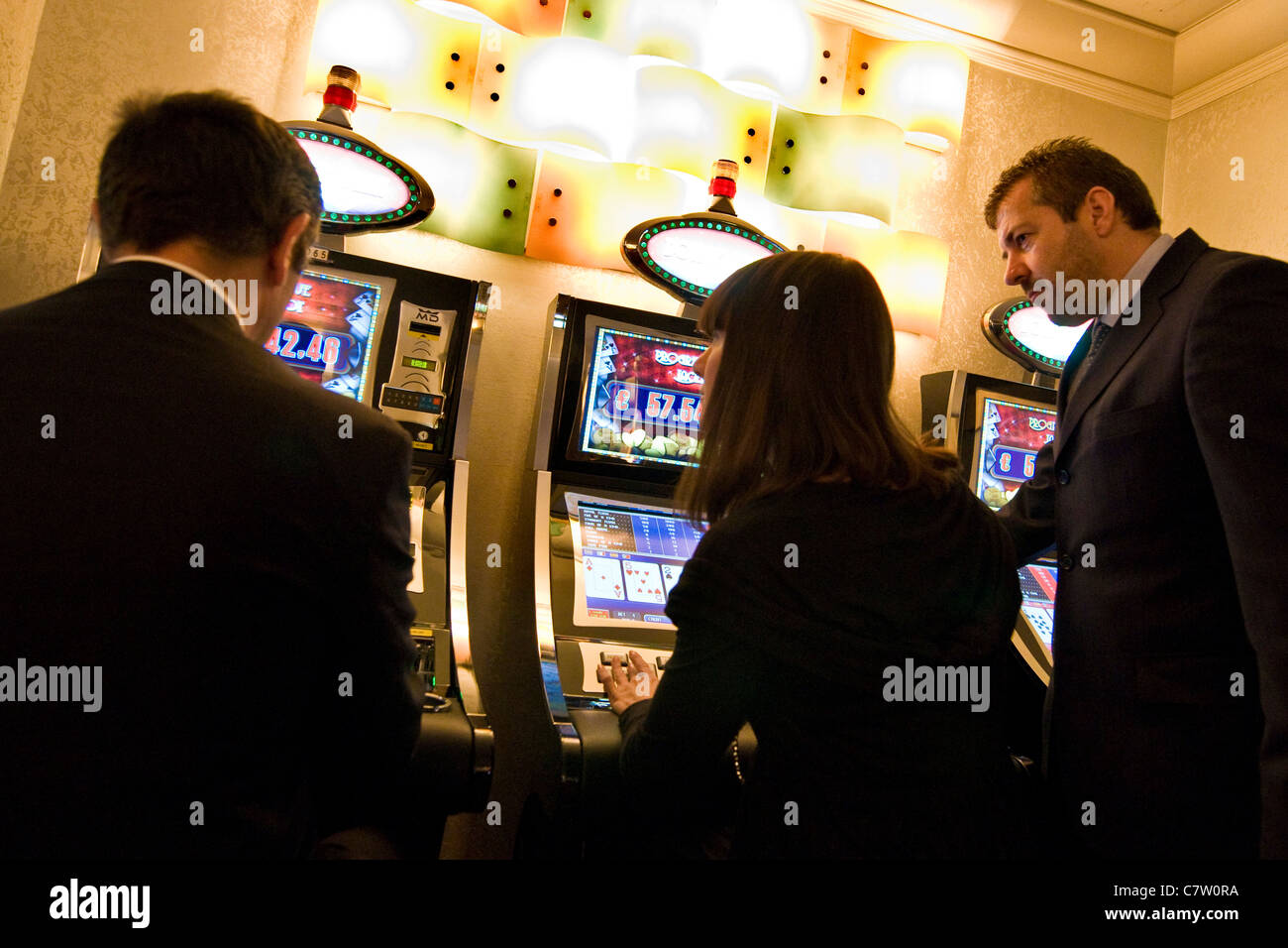 L'Italie, Val D'Aoste, Saint Vincent, les gens à slot machine Banque D'Images