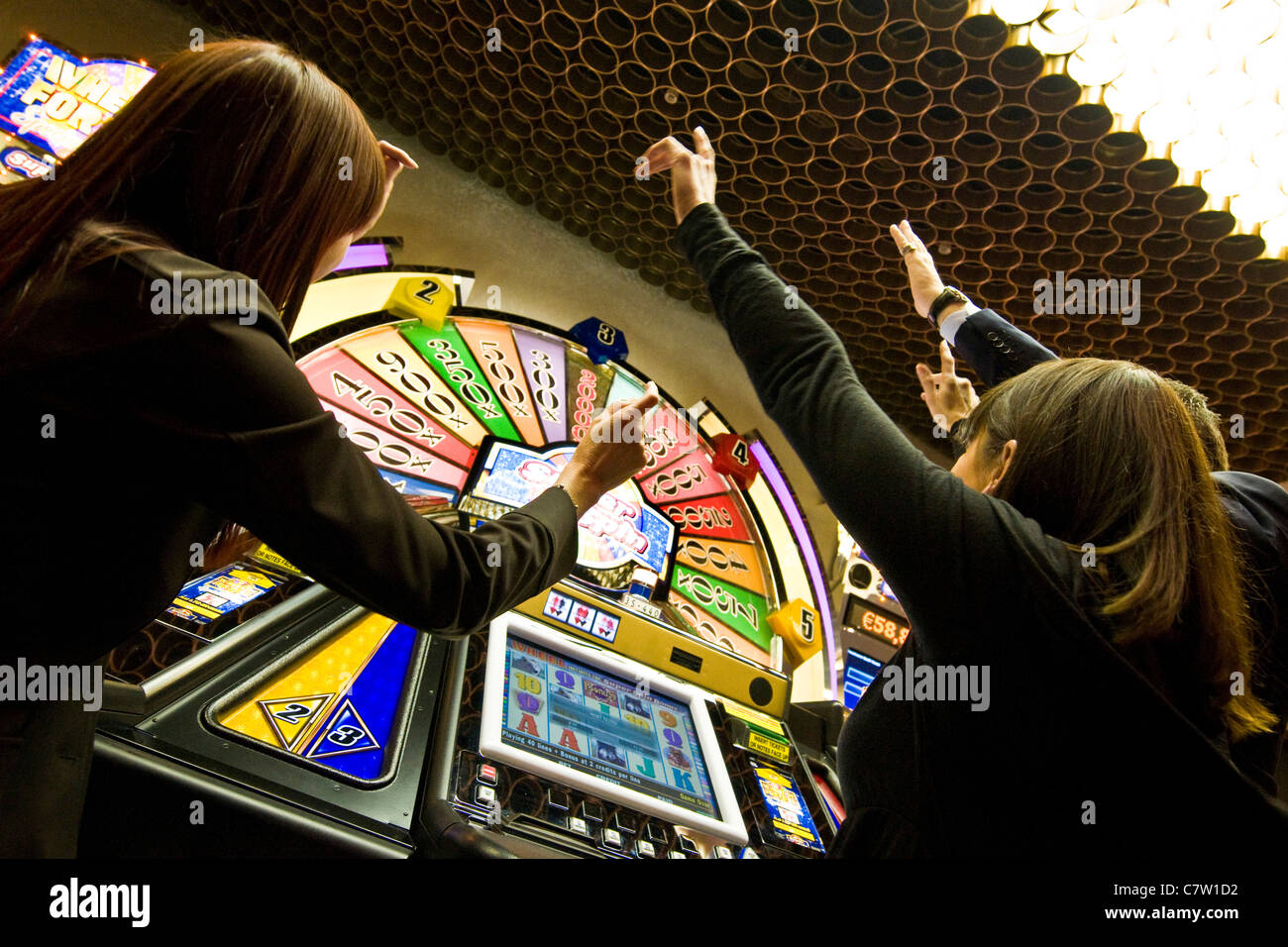 L'Italie, Val D'Aoste, Saint Vincent, les gens à slot machine Banque D'Images
