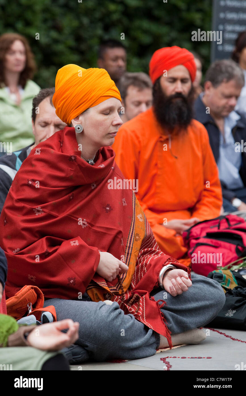 Flashmob à l'extérieur de la méditation et de la galerie à Trafalgar Square, Londres Banque D'Images