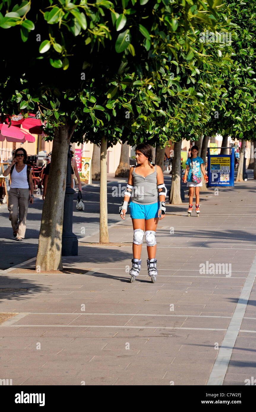 Les filles sur patins à roues alignées le long de la promenade, Marbella, Costa del Sol, la province de Malaga, Andalousie, Espagne, Europe de l'Ouest. Banque D'Images