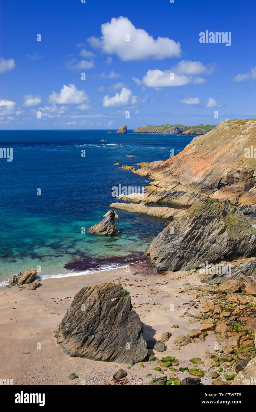 L'Enclume St Martins Haven Pembrokeshire Wales Nr Marloes en regardant vers l'île de Skomer Banque D'Images