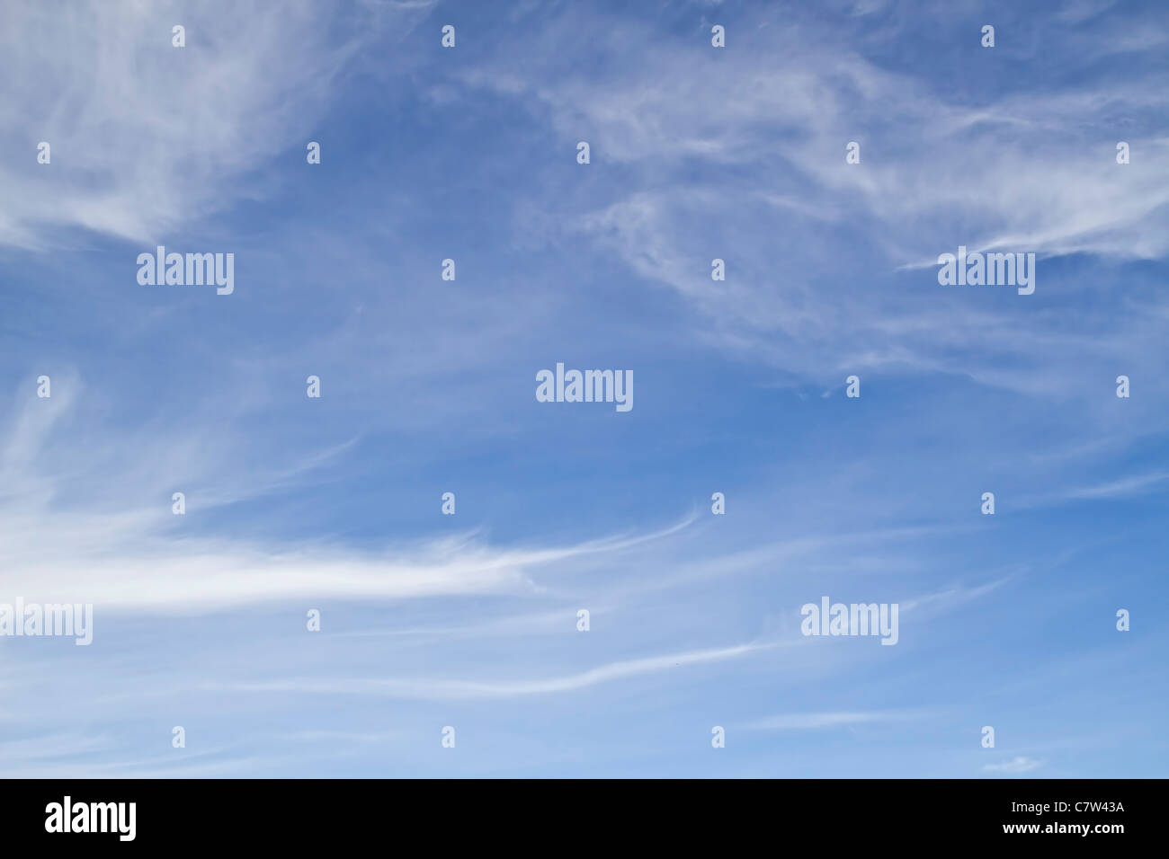 Beau ciel bleu et des nuages blancs de fond Banque D'Images