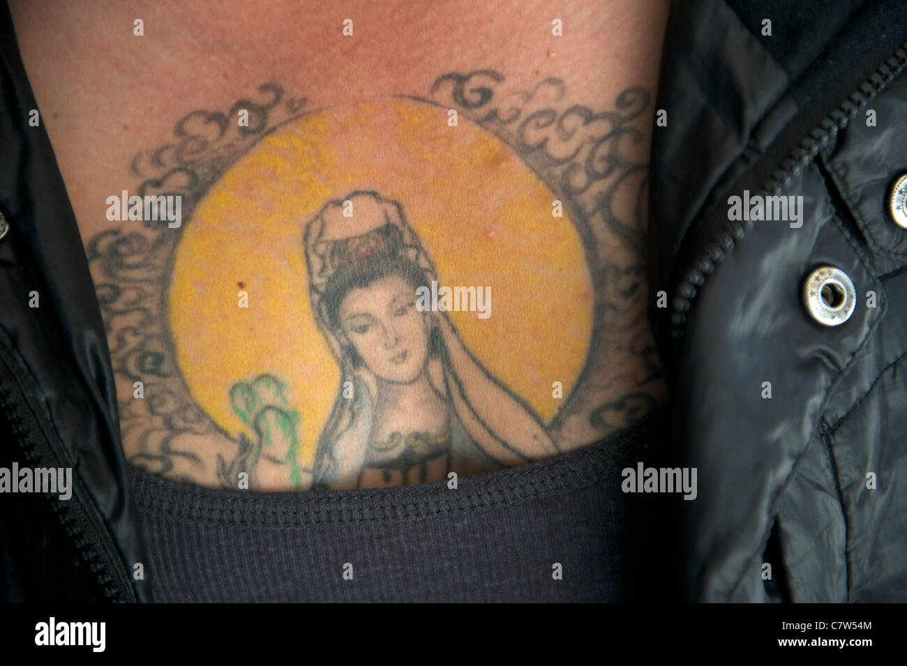 Un homme chinois tatouage de Kwan Yin, déesse chinoise de la Compassion. 22-Sep-2011 Banque D'Images