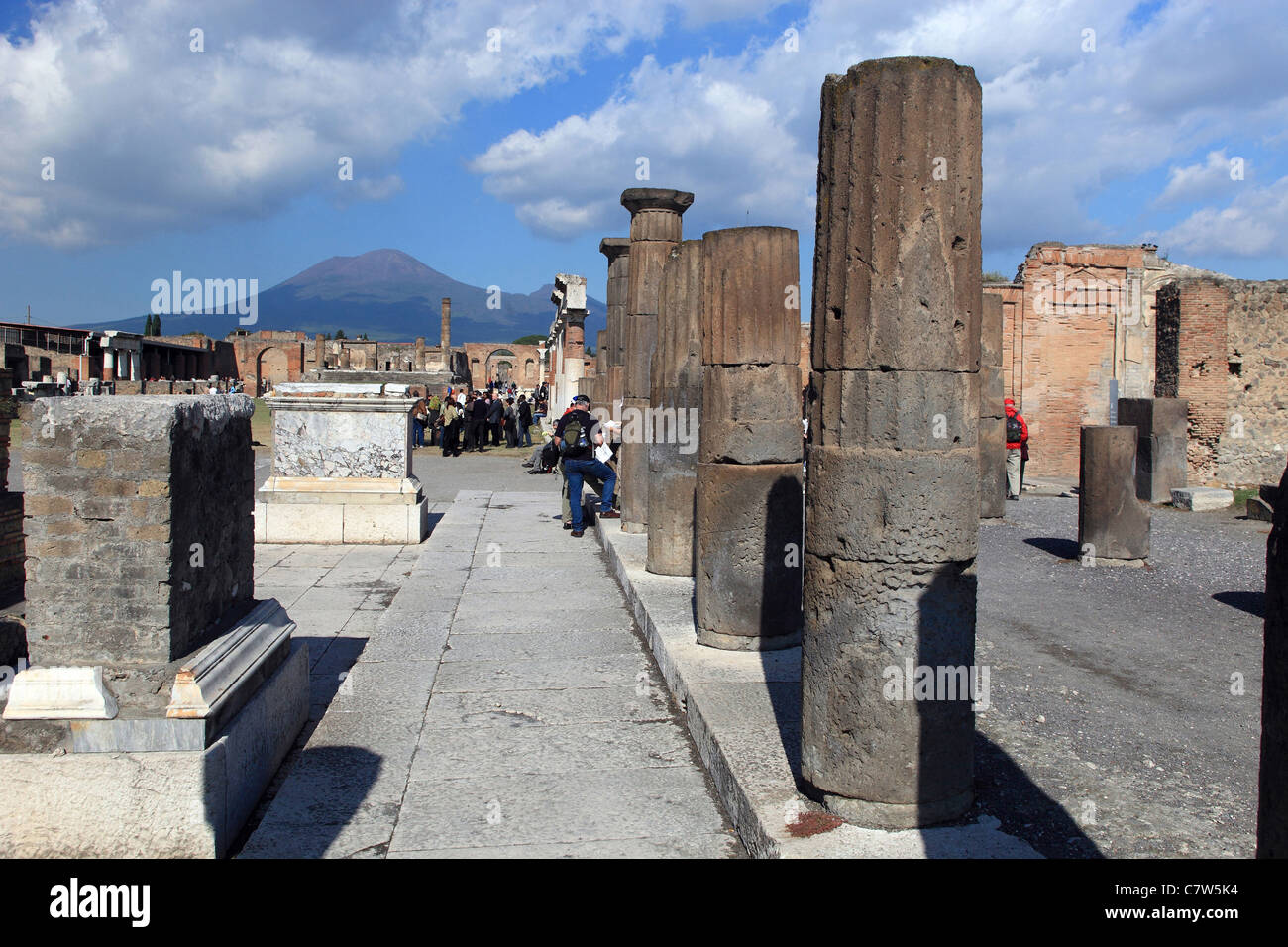 L'Italie, Campanie, Pompei, ruines romaines et le Vésuve en arrière-plan Banque D'Images