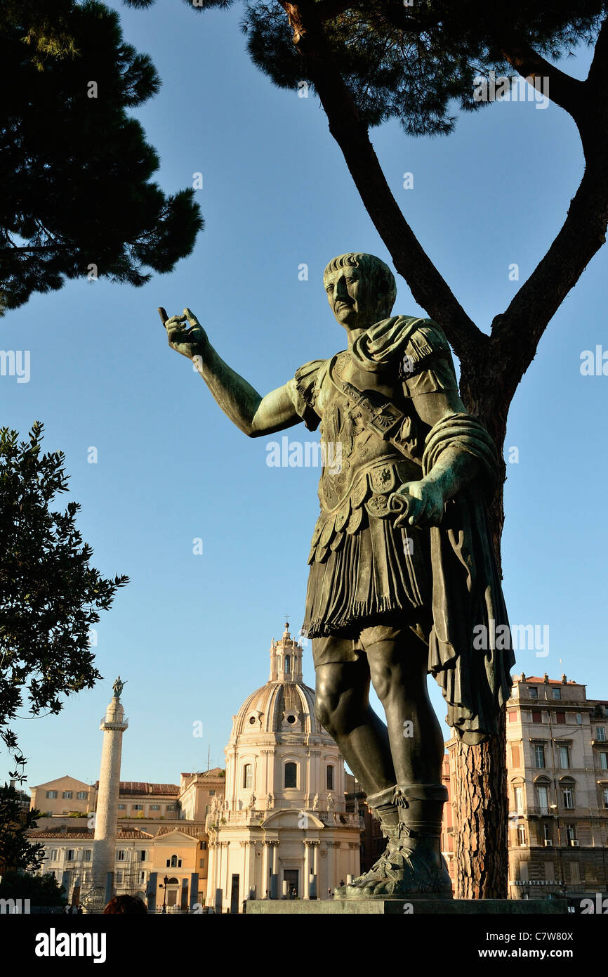 Statue de l'empereur Trajan sur la via dei Fori Imperiali Rome Italie. Banque D'Images