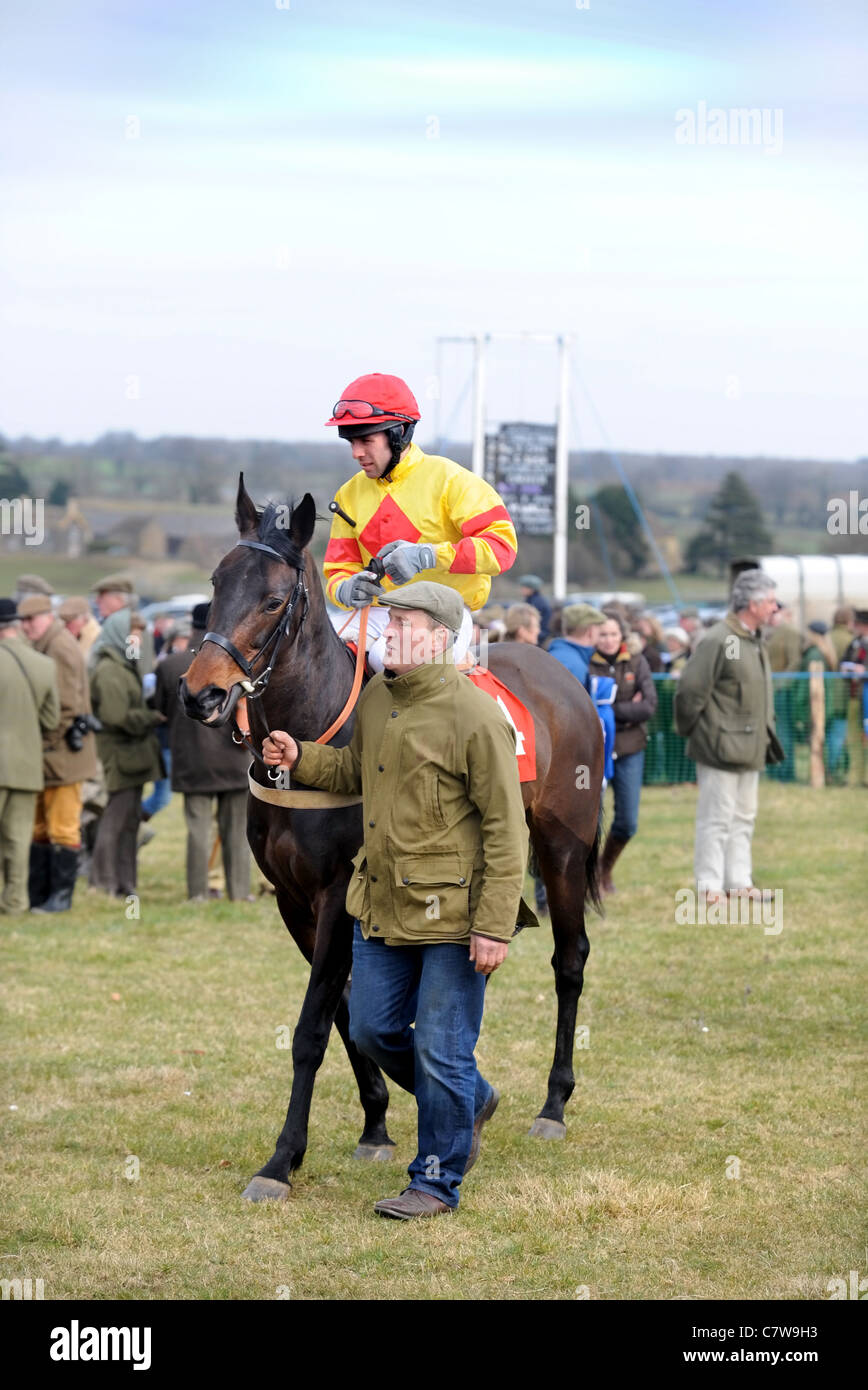 Un cheval quitte le ring parade au duc de Beaufort Chasse du Point-à-point, Gloucestershire UK Banque D'Images