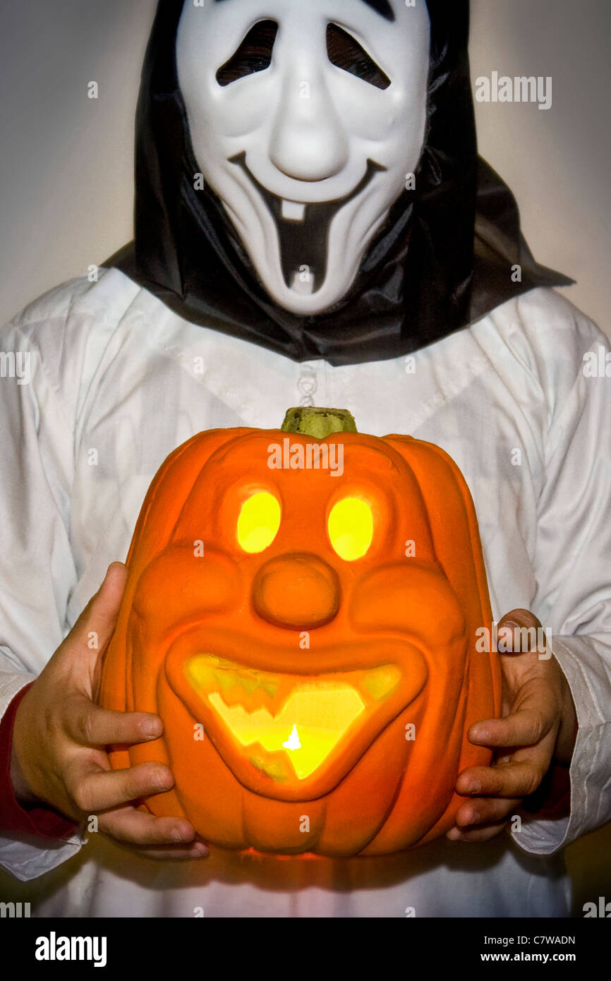 Personne en costume Halloween citrouille holding Photo Stock - Alamy