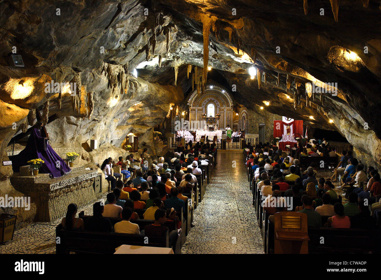 Chapelle à Lapa Cave ( Capela na gruta da Lapa ). Pèlerinage à Bom Jesus da Lapa, Etat de Bahia, Brésil. Banque D'Images