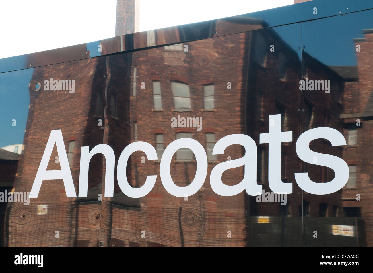Réflexions d'anciens moulins dans un panneau publicitaire Publicité dans le district de 4Rs Salford-manchester Manchester. Banque D'Images