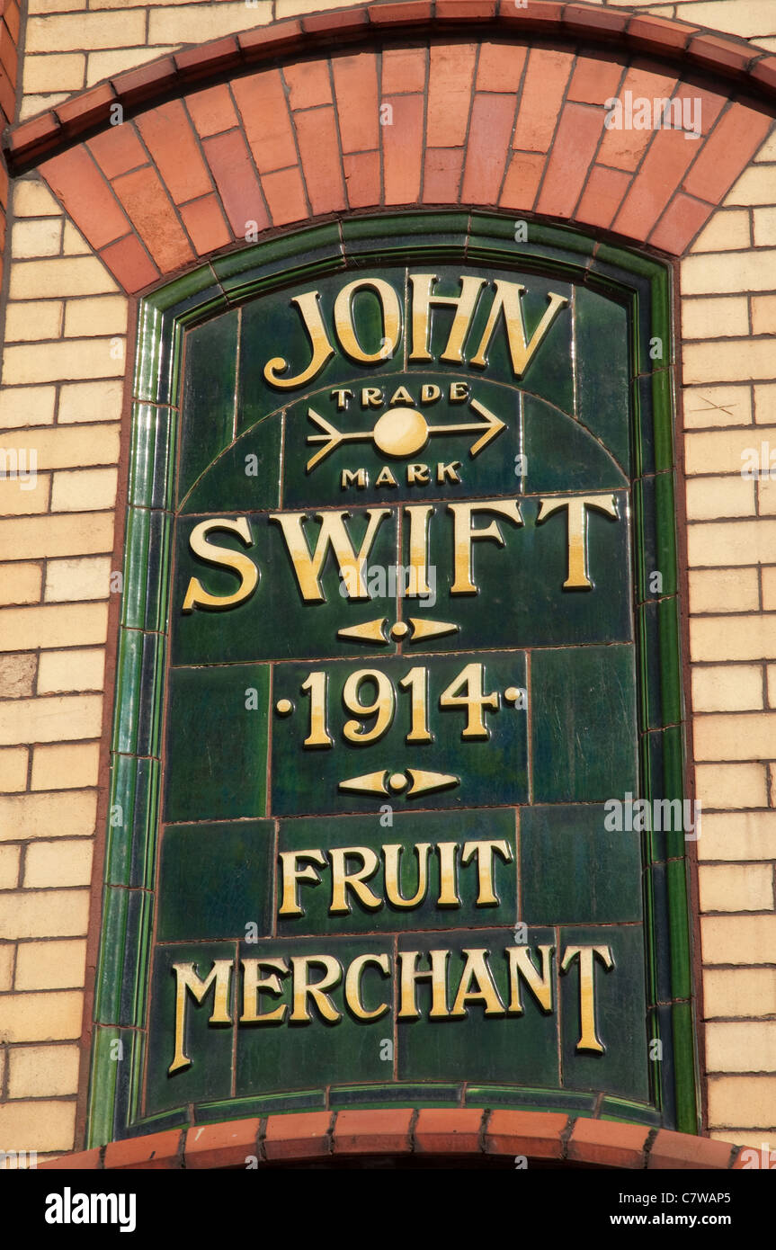 Sol carrelé signe sur l'Édifice John Swift, Manchester. Banque D'Images