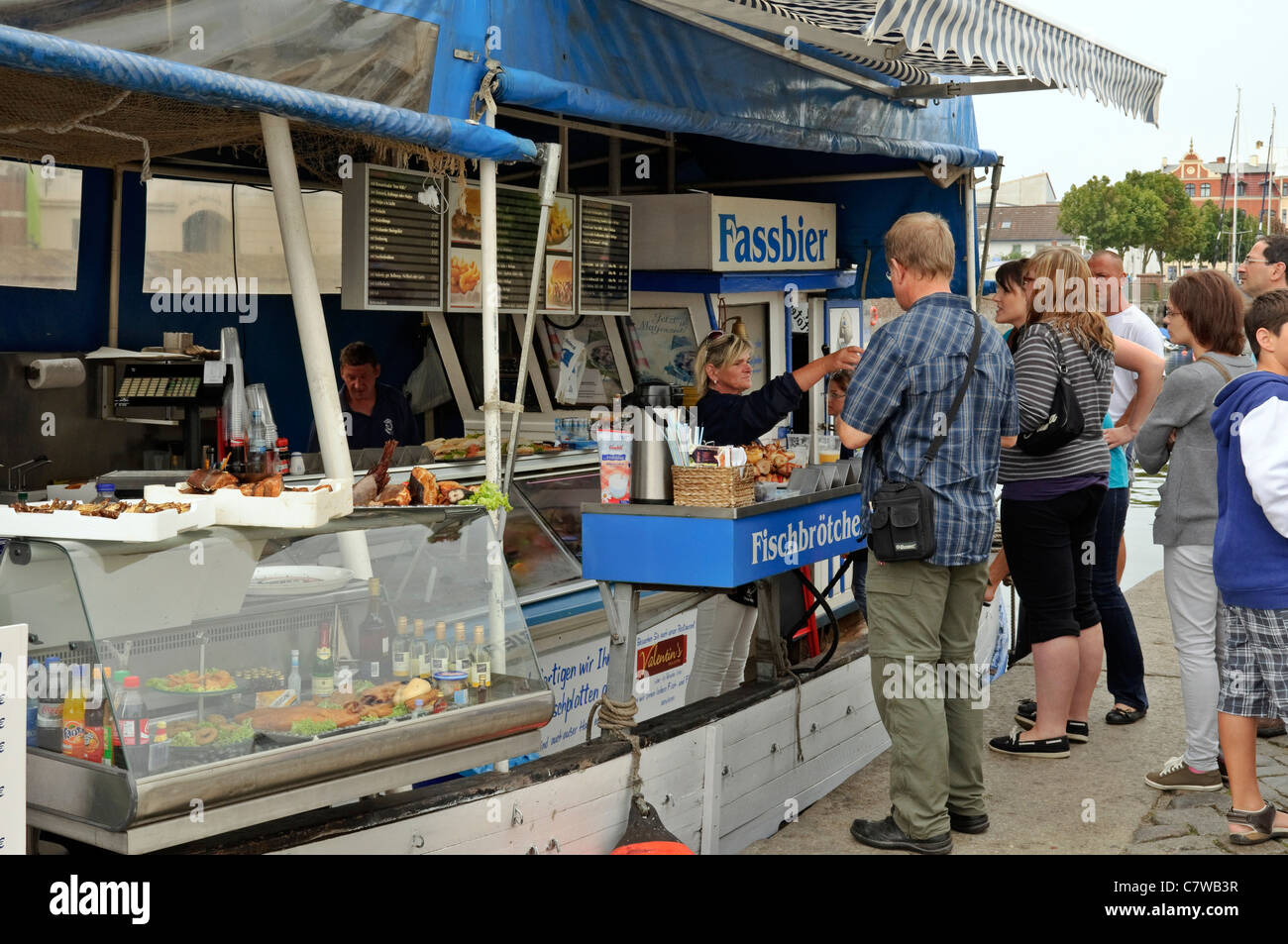 Snack-bar sur un bateau à Stralsund, Allemagne. Banque D'Images