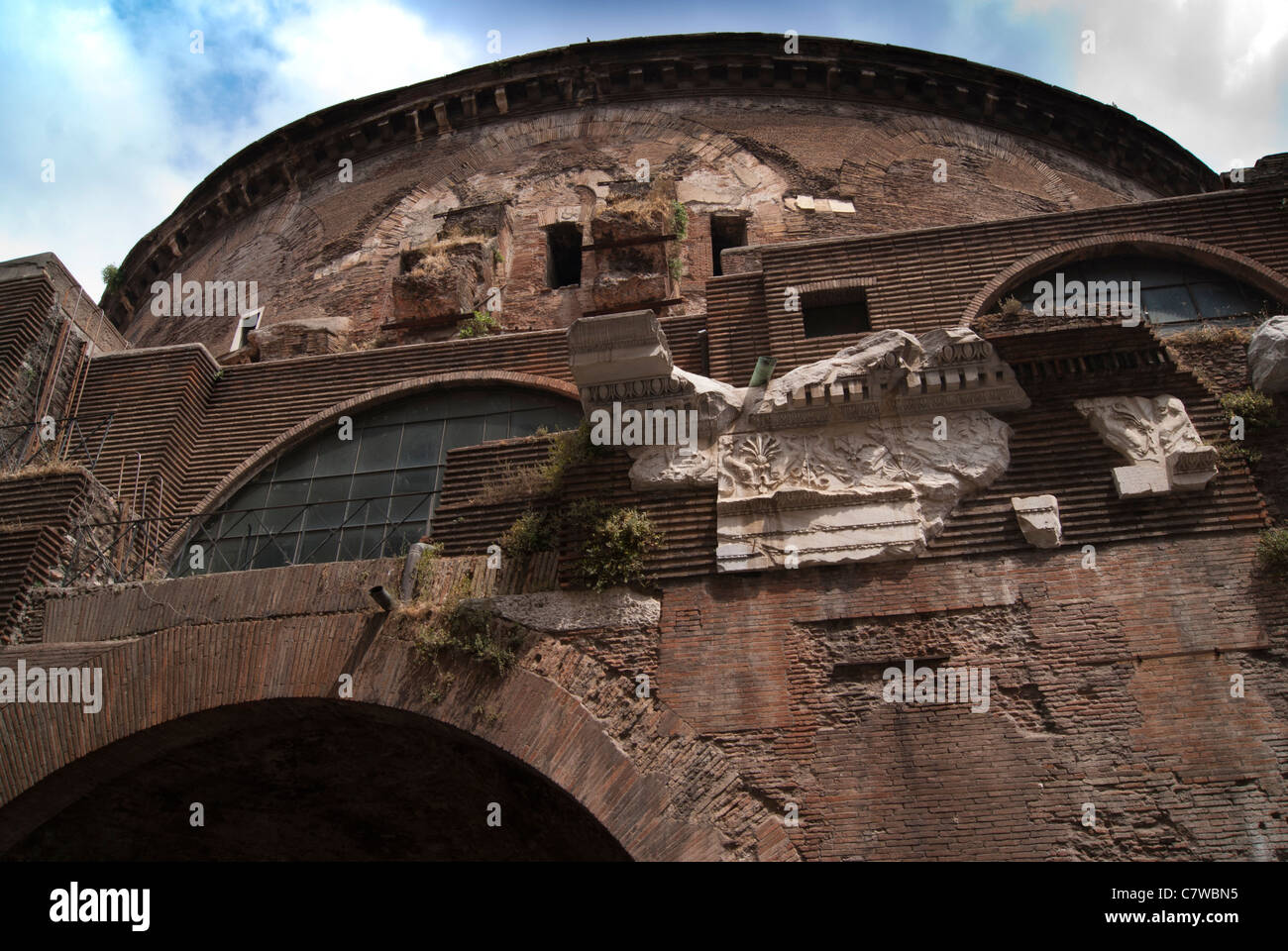 Vue arrière du Panthéon de Rome à l'extérieur des murs de brique romaine montrant et restes de frise en marbre et de fenêtres cintrées. Banque D'Images