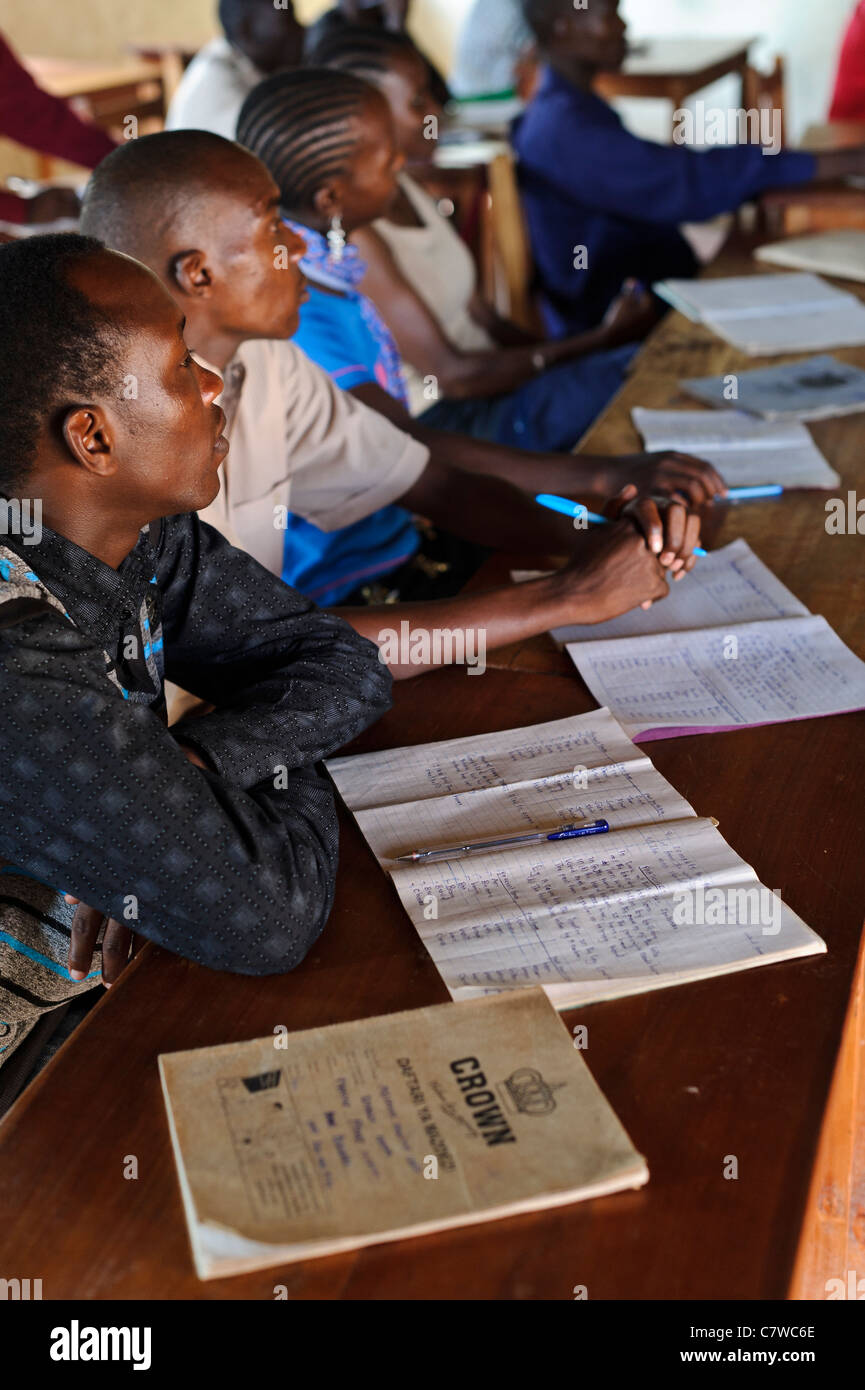 Les jeunes adultes dans une classe de langue anglaise, la Tanzanie, Canberra. Banque D'Images