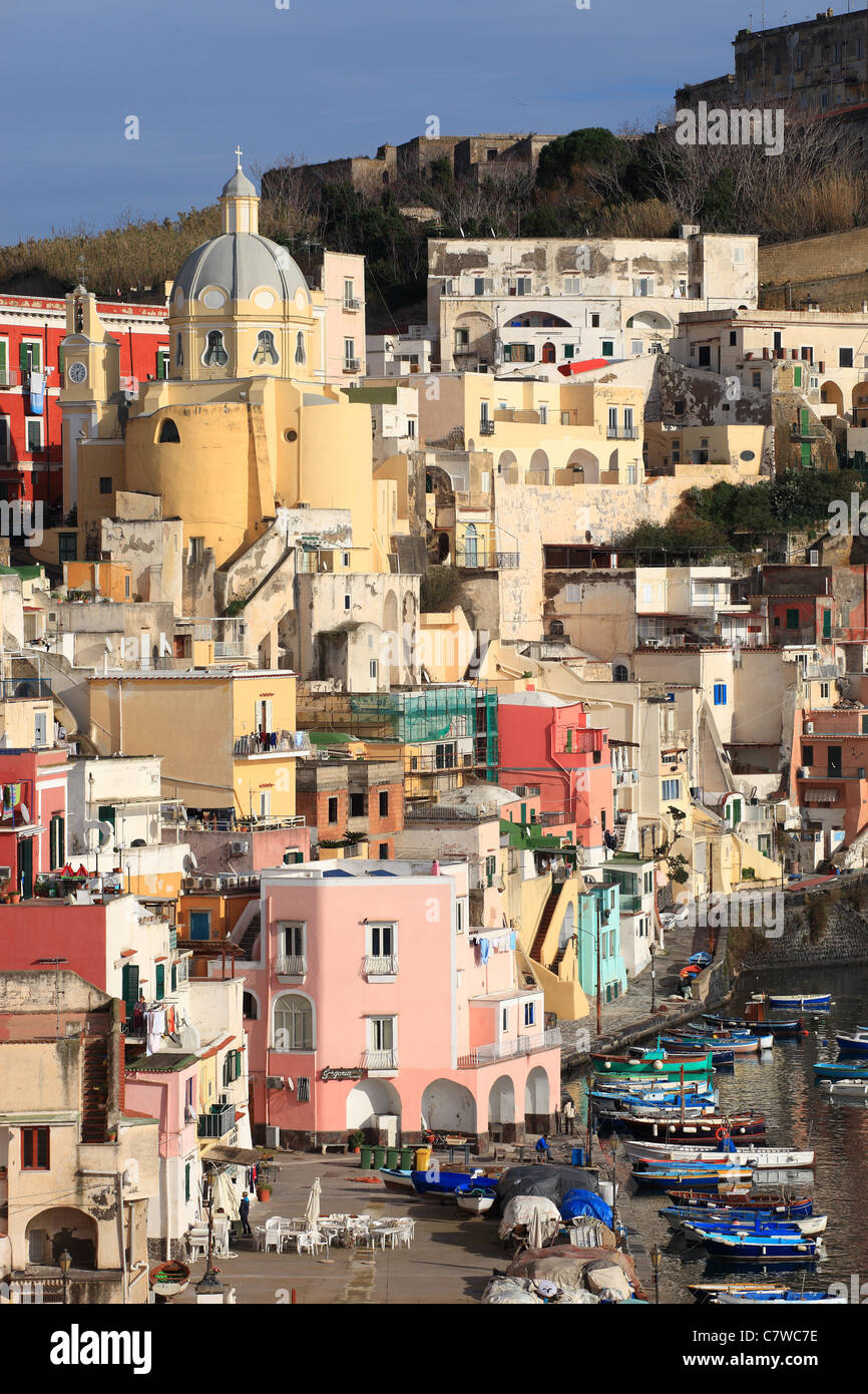 L'Italie, Campanie, Procida, Marina di Corricella et le dôme de Santa Maria delle Grazie sanctuaire Banque D'Images