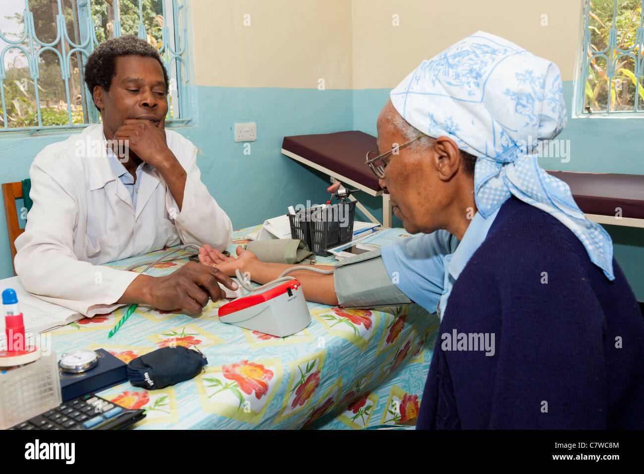 Un médecin contrôle la pression artérielle d'un patient à Rauya dispensaire, Moshi, Tanzanie Banque D'Images