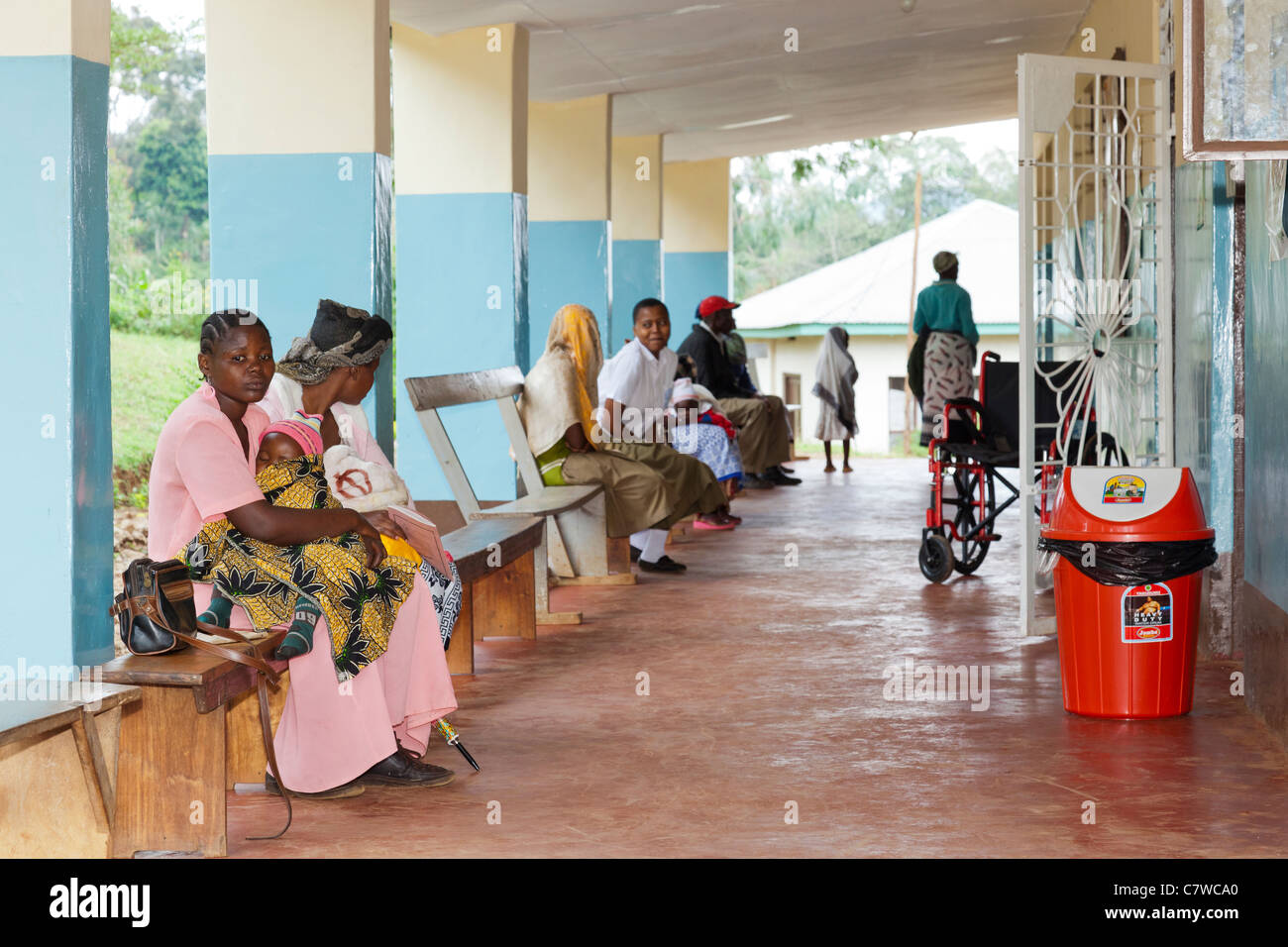 Patients en attente à l'extérieur Mwika Msae Health Centre, Moshi, Tanzanie Banque D'Images