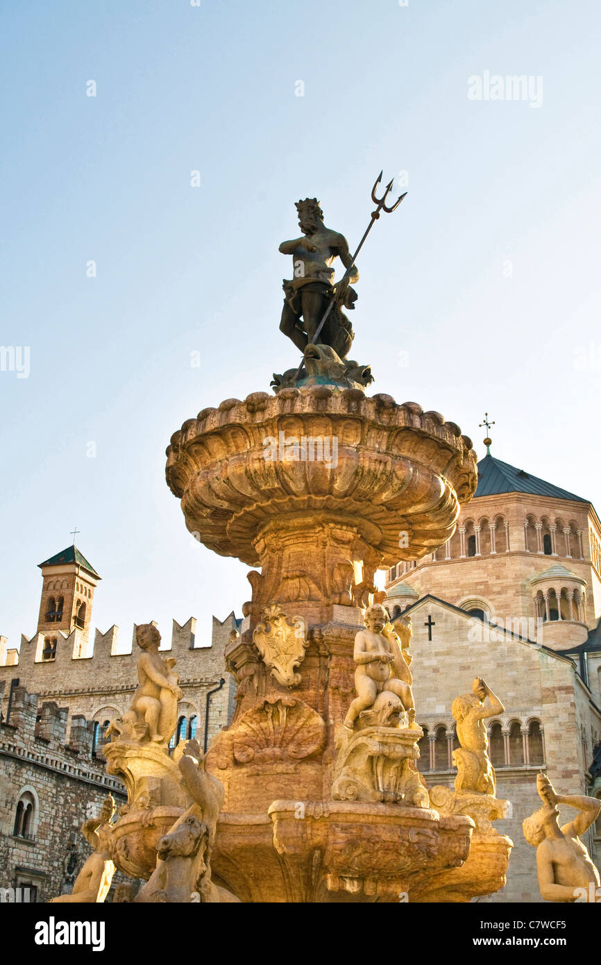 L'Italie, Trentin-Haut-Adige, Trento, fontaine de Neptune de la place du Duomo Banque D'Images