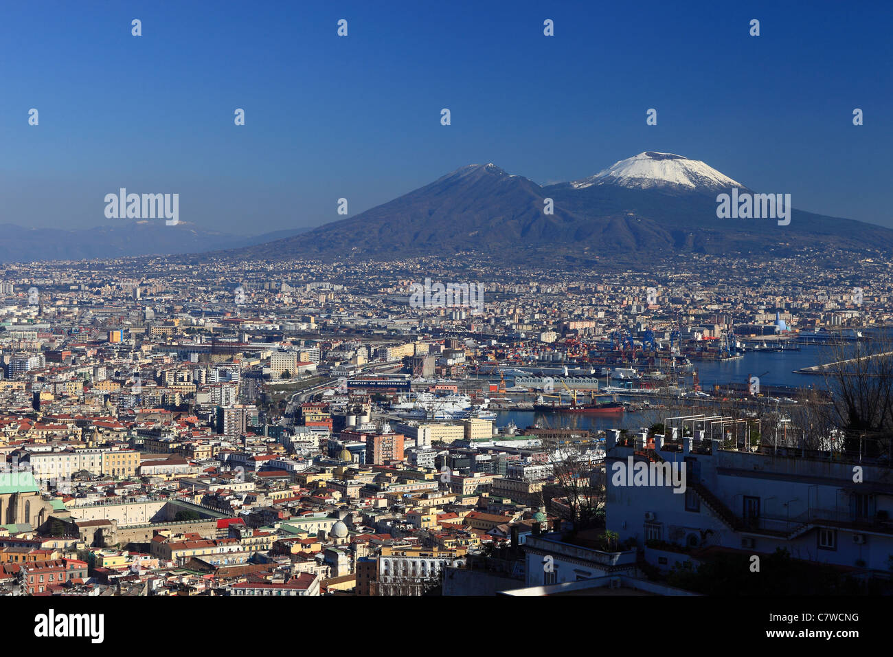 L'Italie, Campanie, Naples, paysage urbain et le volcan Vésuve Banque D'Images