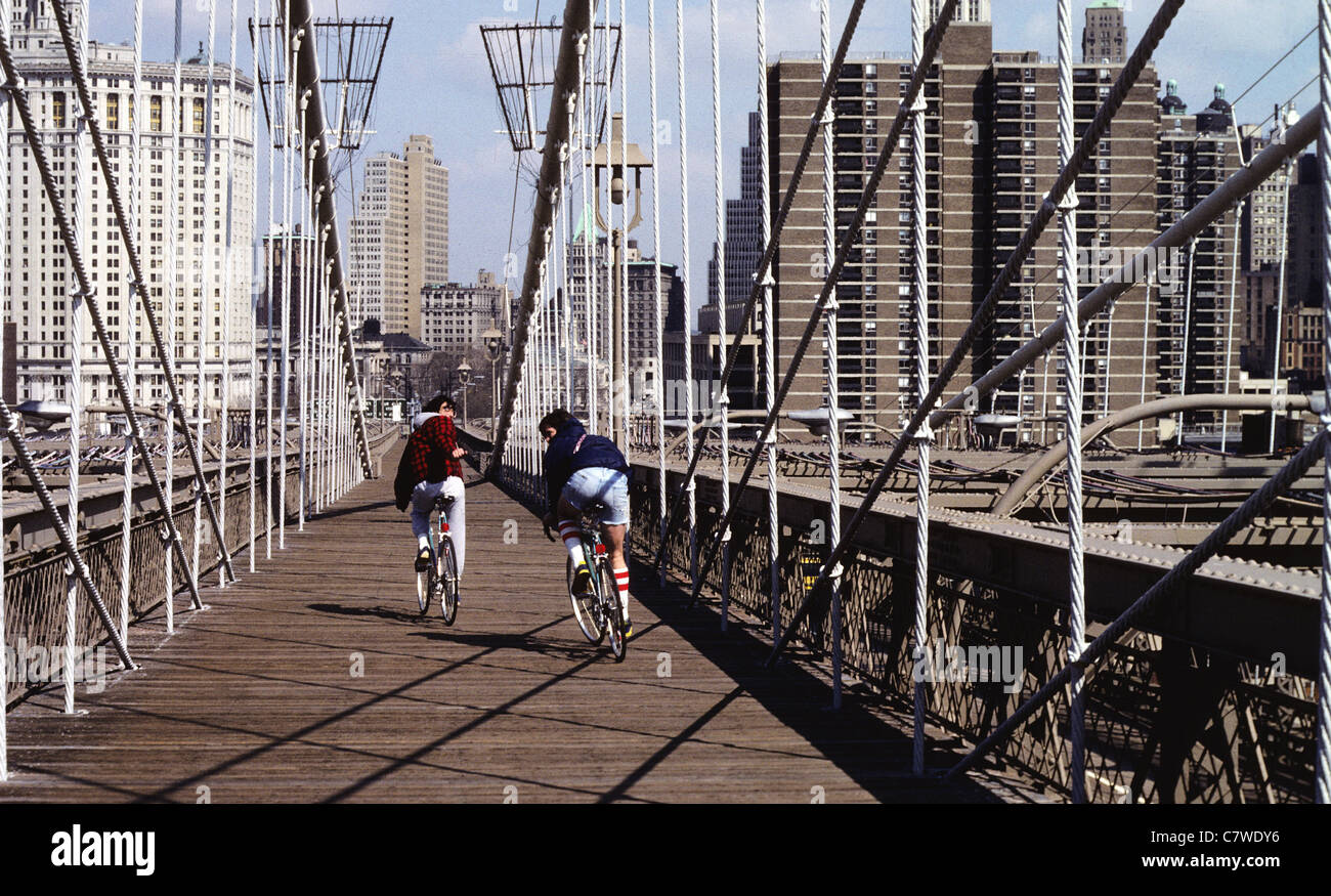 Les cyclistes sur Brokly n Bridge New York USA Banque D'Images