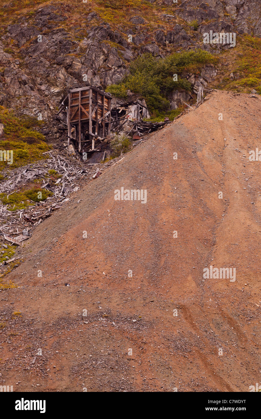 HATCHER PASS, Alaska, USA - mine abandonnée sur le flanc avec les résidus. Banque D'Images
