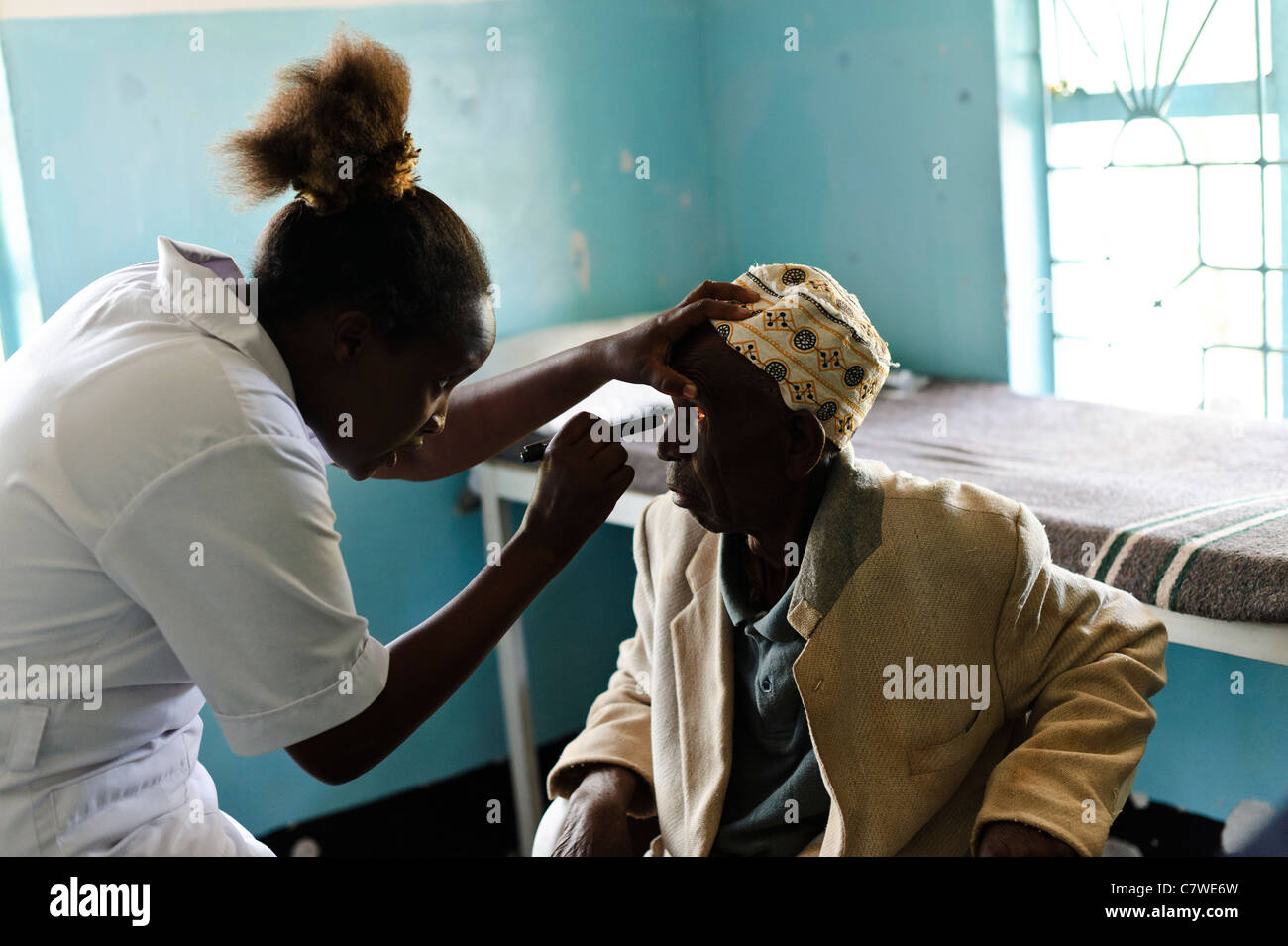 Une infirmière examine un homme âgé masai patient dans une clinique médicale gratuite, la Tanzanie, Canberra. Banque D'Images