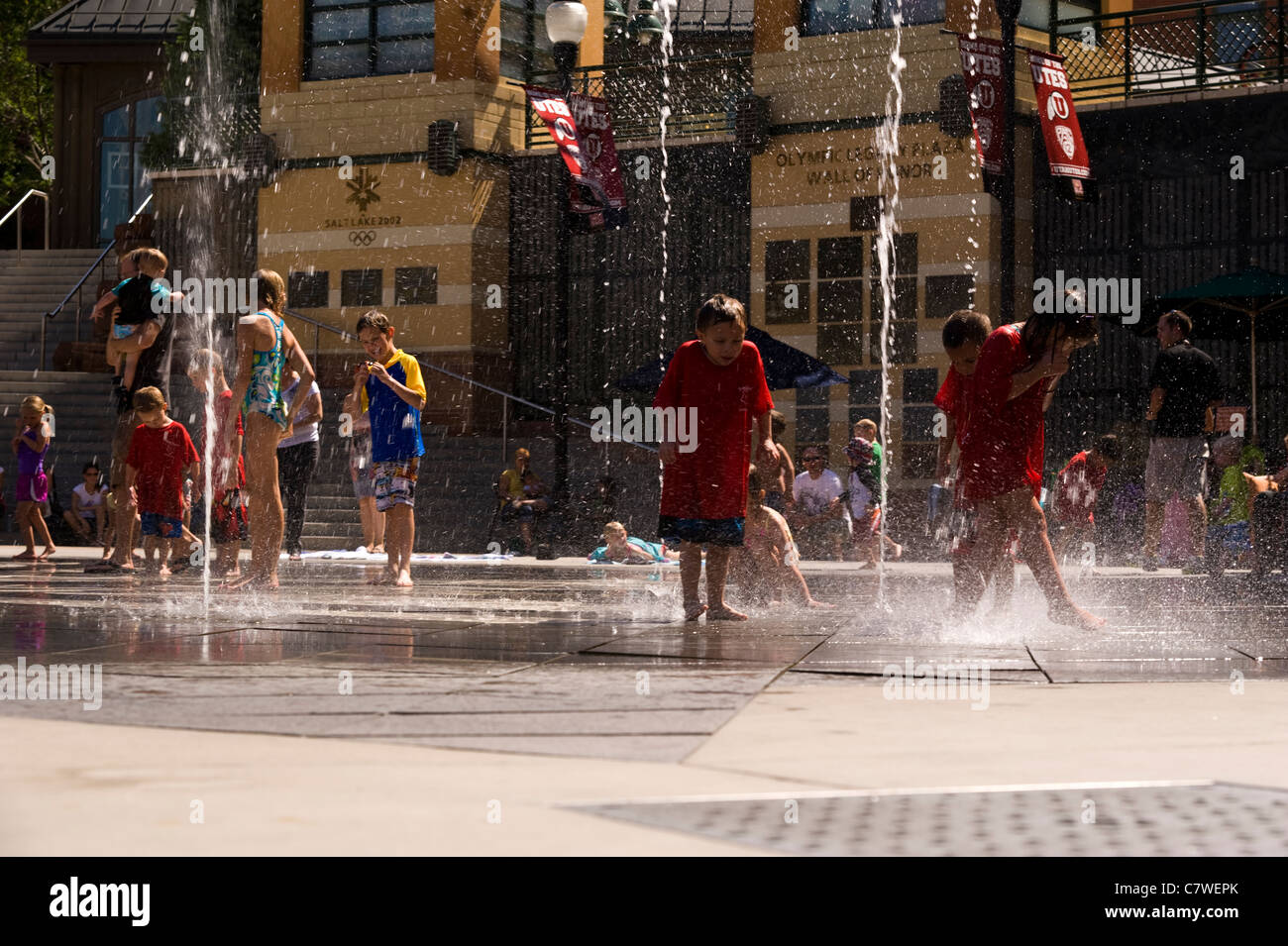 Les bébés jouer avec de l'eau - Gateway shopping centre à Salt Lake City Utah USA Banque D'Images