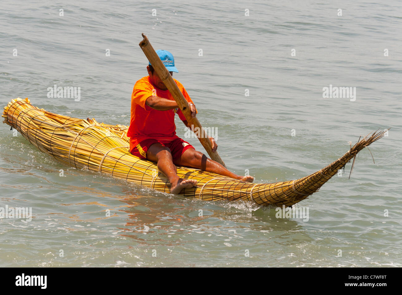Huanchaco fameux caballitos de Totora, le Pérou, Amérique du Sud (embarcations traditionnelles de temps immémoriaux - environ 3000 ans) Banque D'Images
