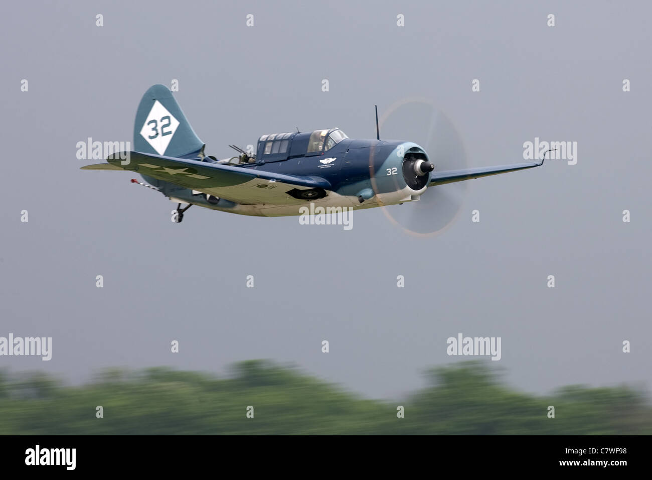 Saint Thomas, Canada - le 25 juin 2011 : Un Curtis SB2C Helldiver, la Deuxième Guerre mondiale, des terres de bombardier en piqué dans le cadre d'un salon. Banque D'Images