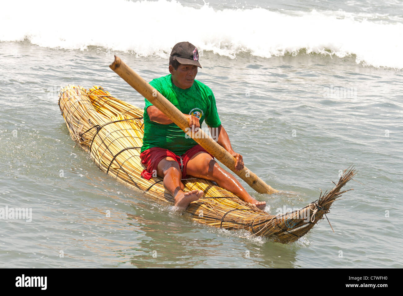 Huanchaco fameux caballitos de Totora, le Pérou, Amérique du Sud (embarcations traditionnelles de temps immémoriaux - environ 3000 ans) Banque D'Images