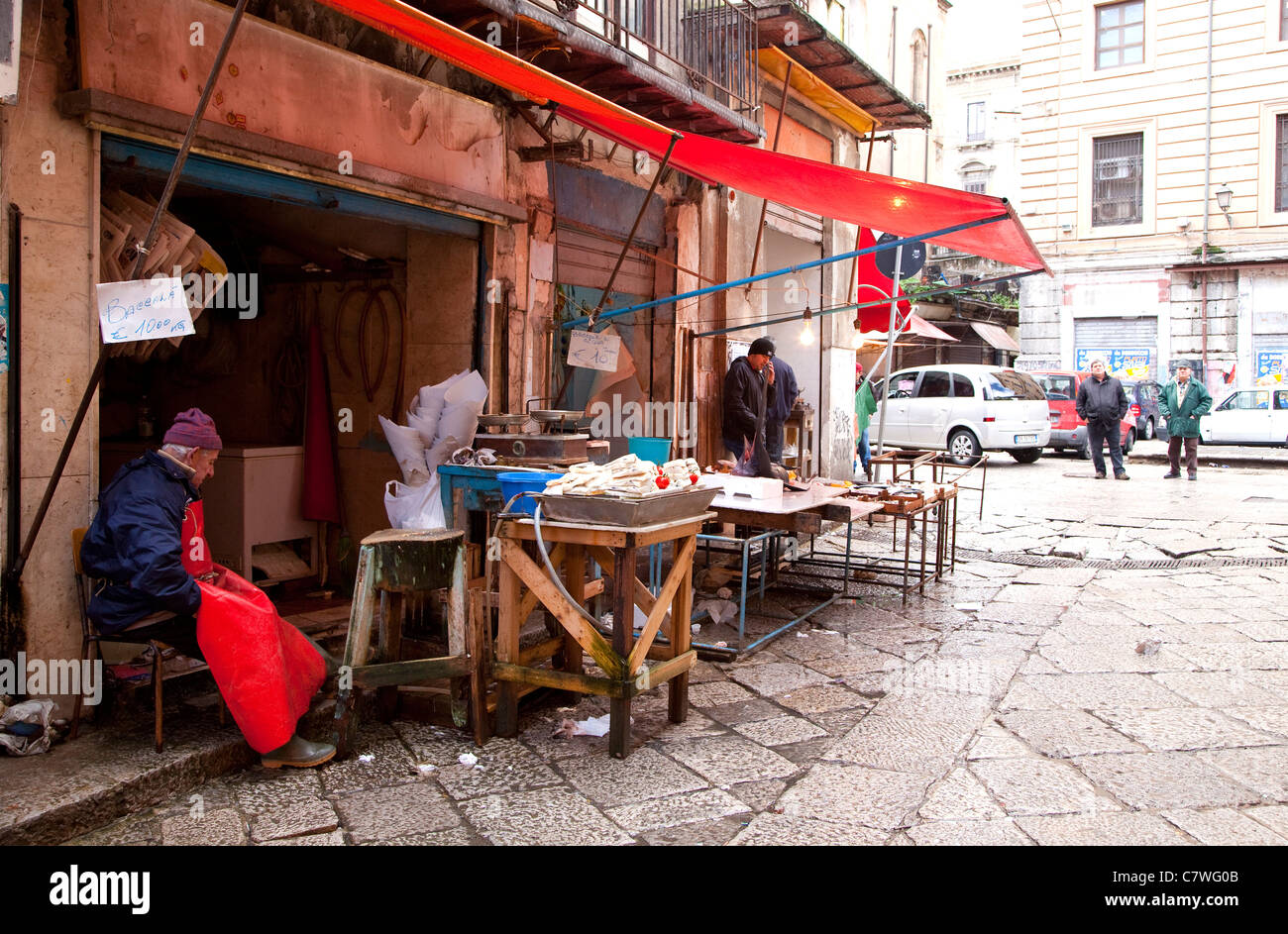 Boutique de produits de la pêche et des fruits de mer au Vucciria, marché traditionnel à Palerme, Sicile, Sicile, Italie Banque D'Images