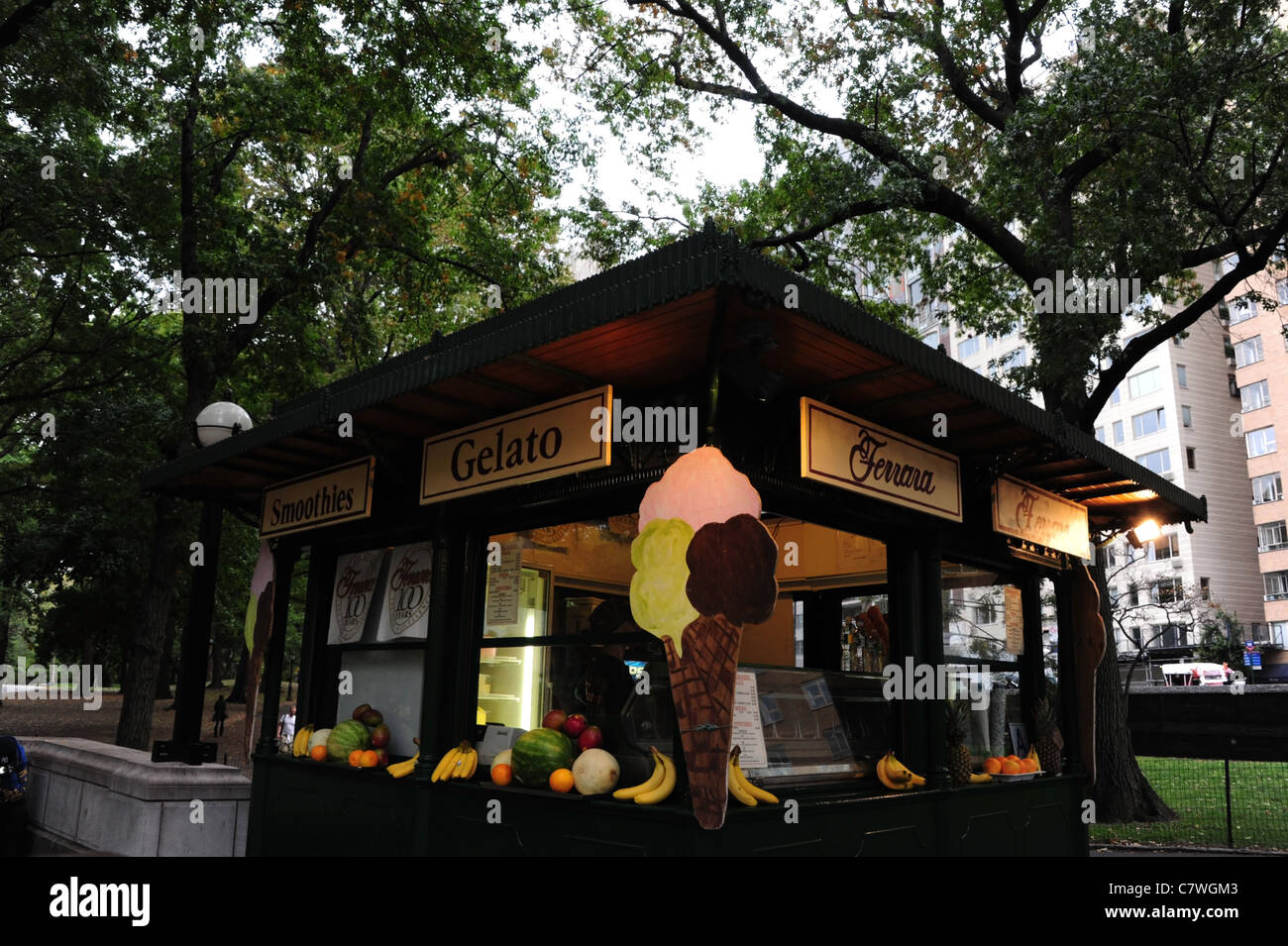 Ferra Cafe ice cream, avec kiosque de coin de mur écope 3 coupe-cône, au-dessous des arbres, Merchants' Gate Plaza, Central Park, New York Banque D'Images